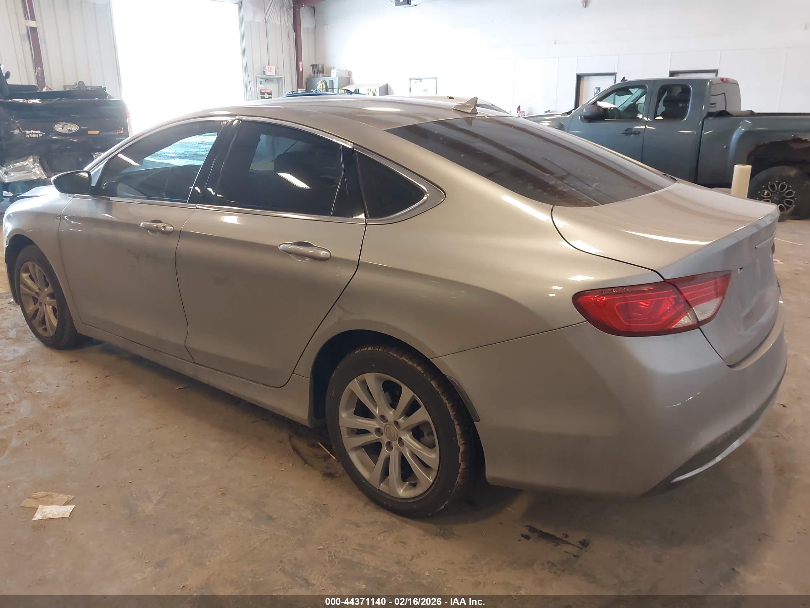 CHRYSLER 200 image 3