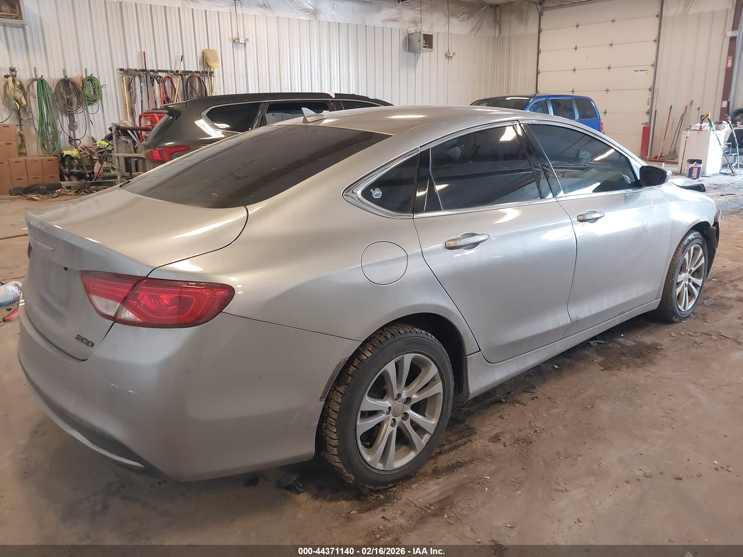 CHRYSLER 200 image 4