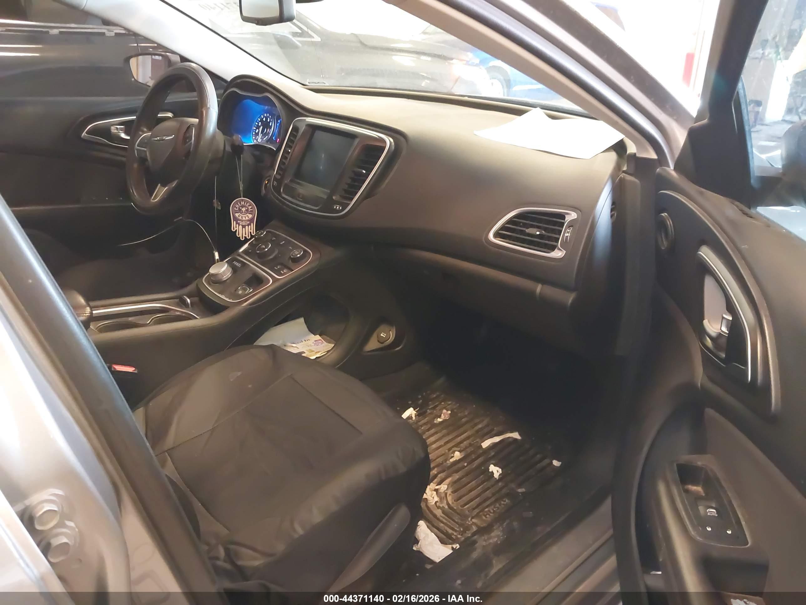CHRYSLER 200 image 5