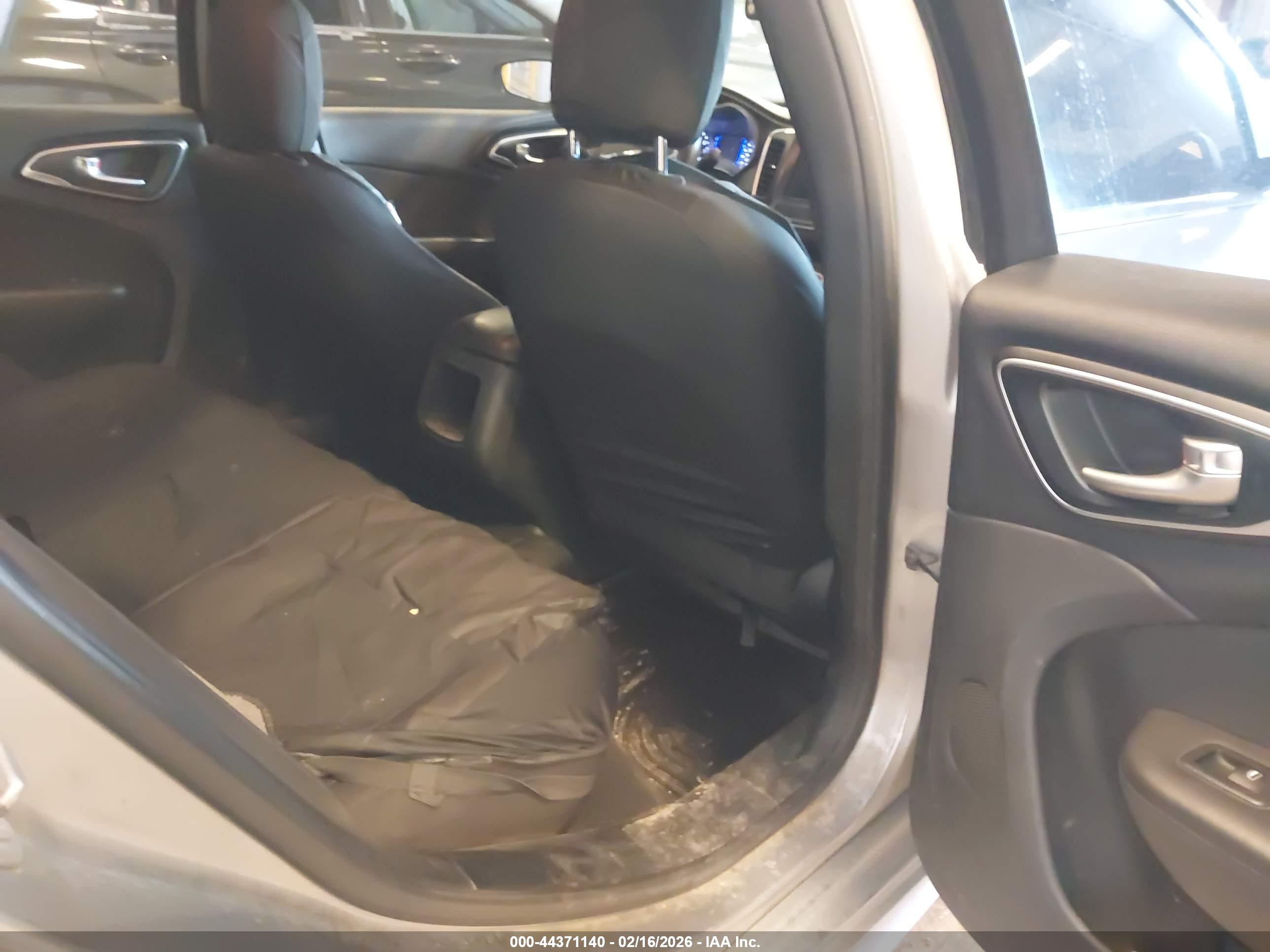 CHRYSLER 200 image 8