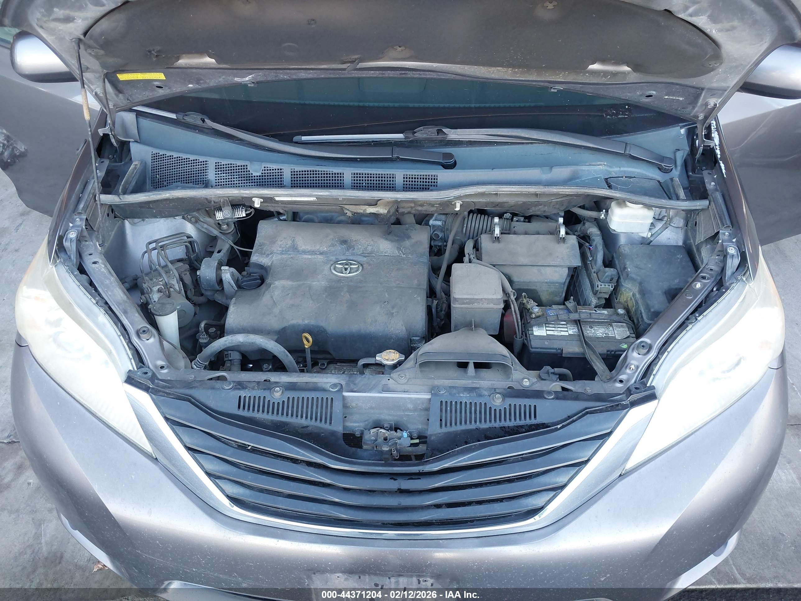 TOYOTA SIENNA image 10
