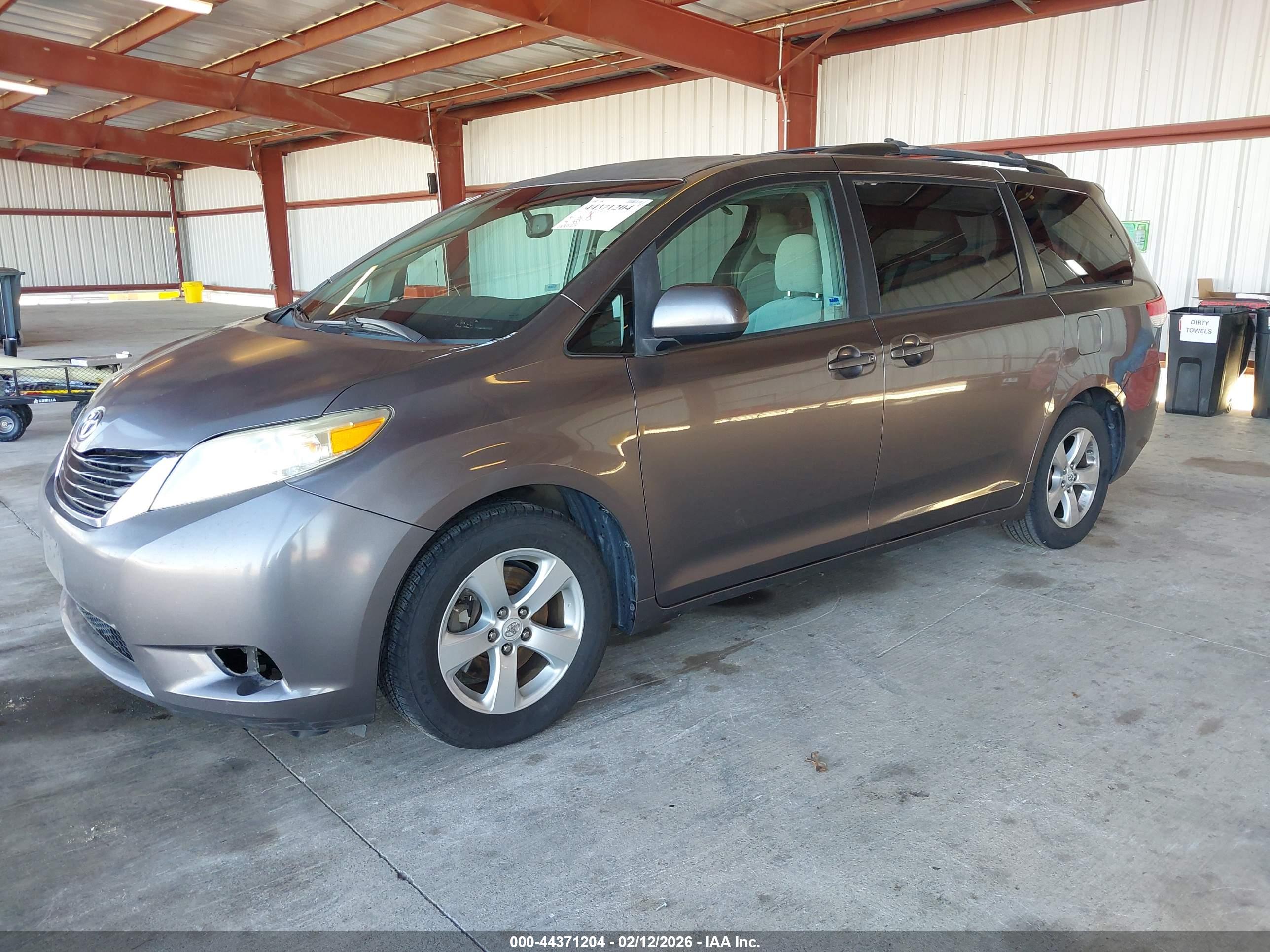 TOYOTA SIENNA image 2