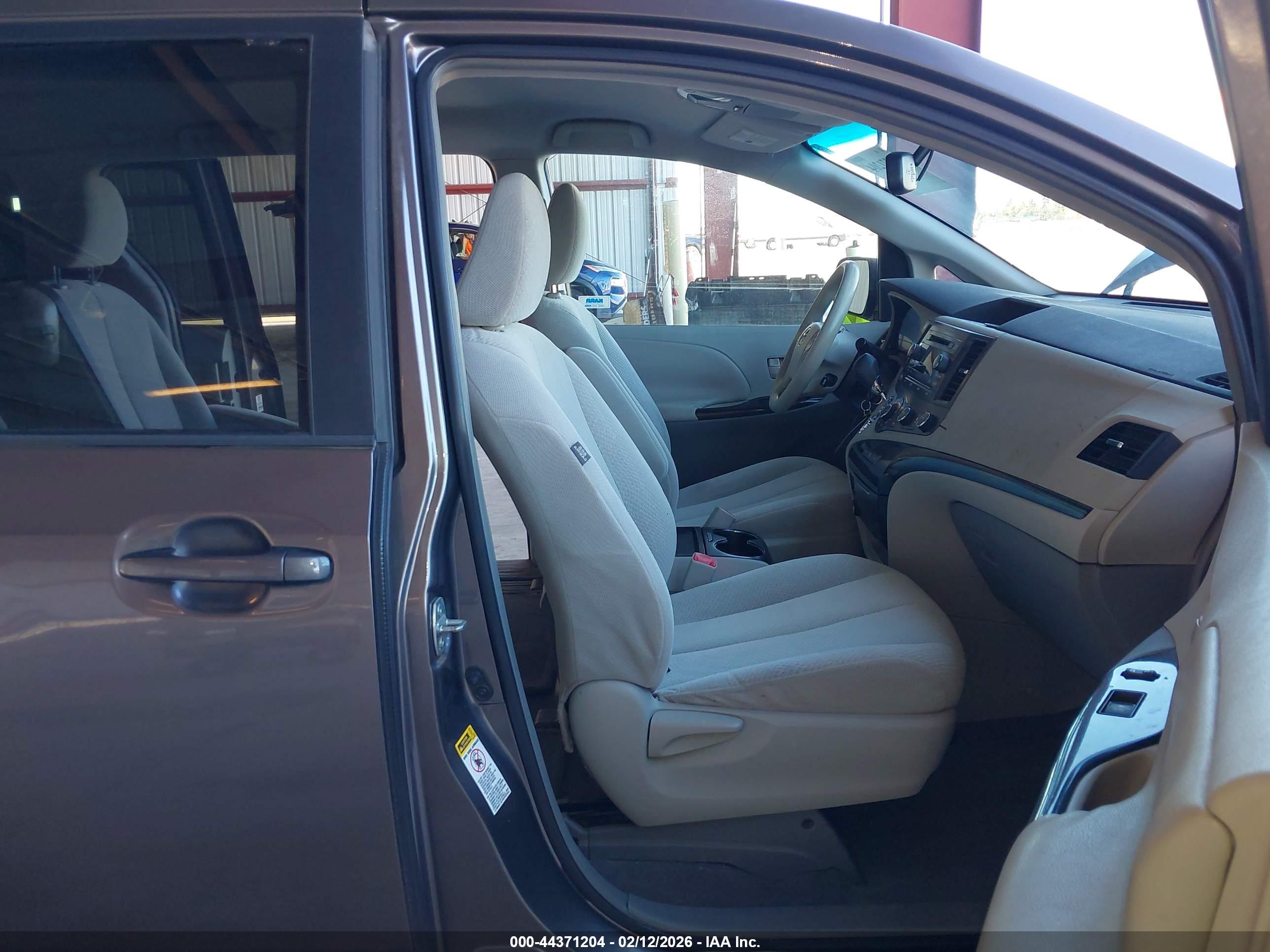 TOYOTA SIENNA image 5
