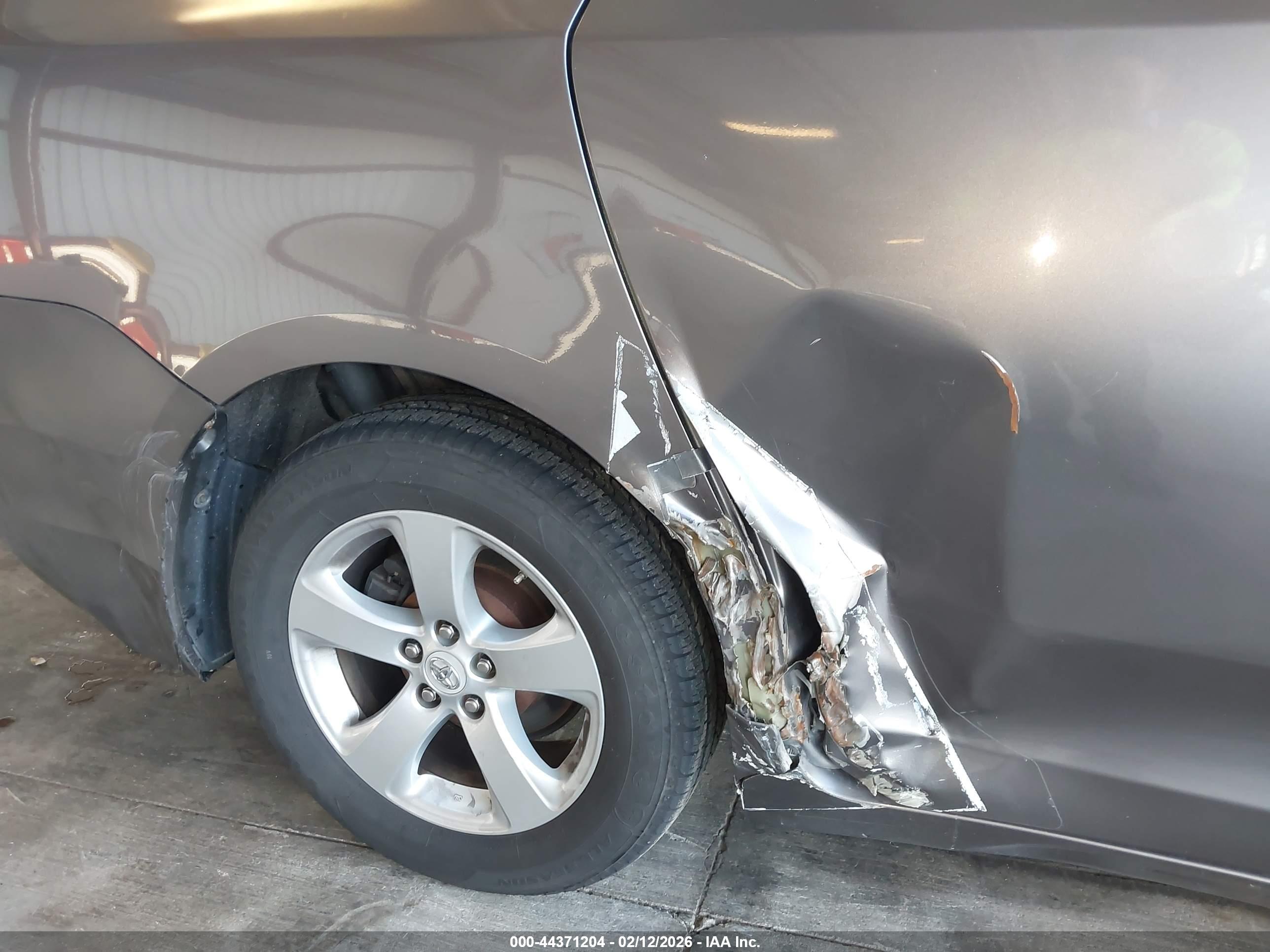 TOYOTA SIENNA image 6
