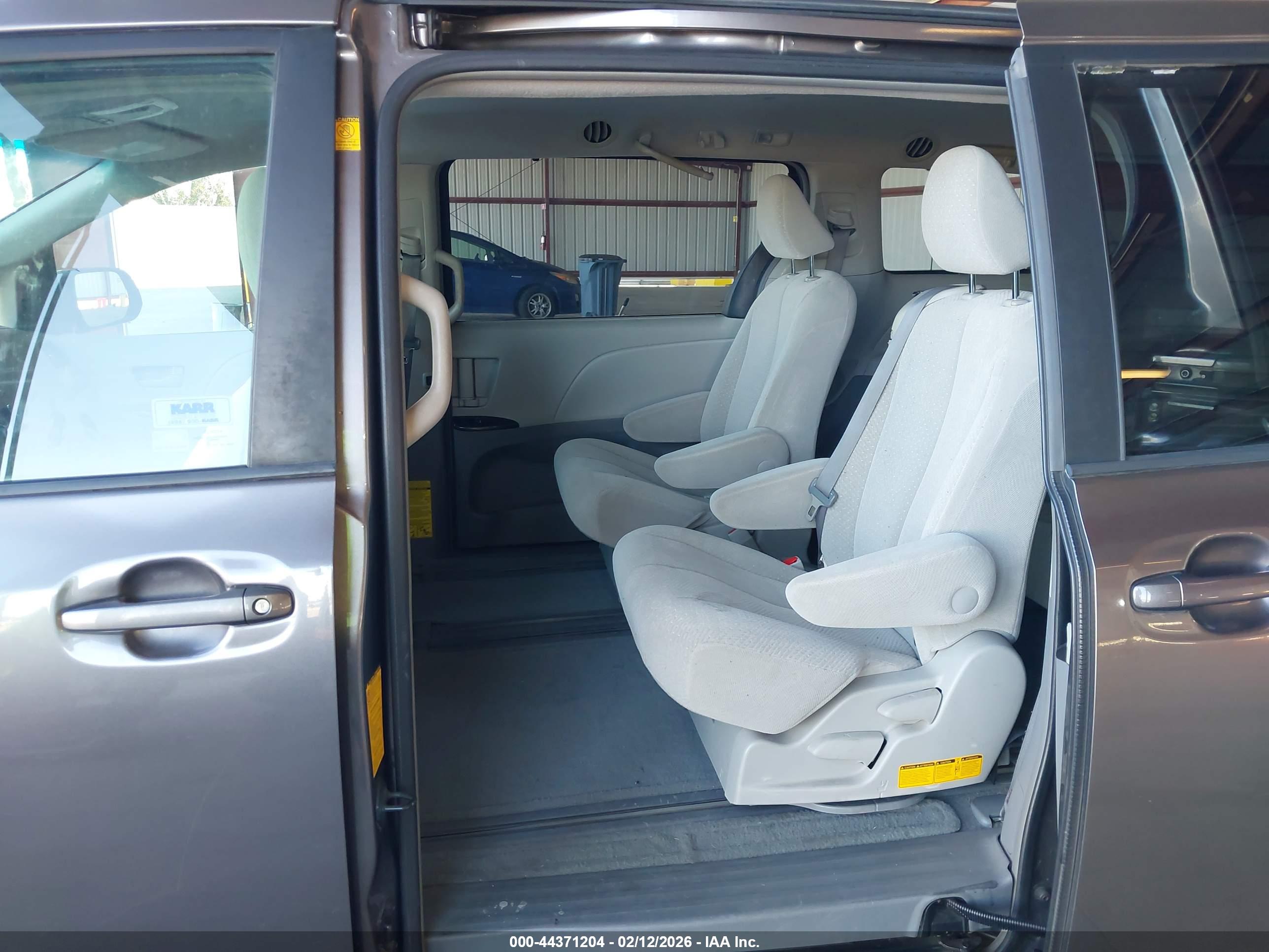 TOYOTA SIENNA image 8