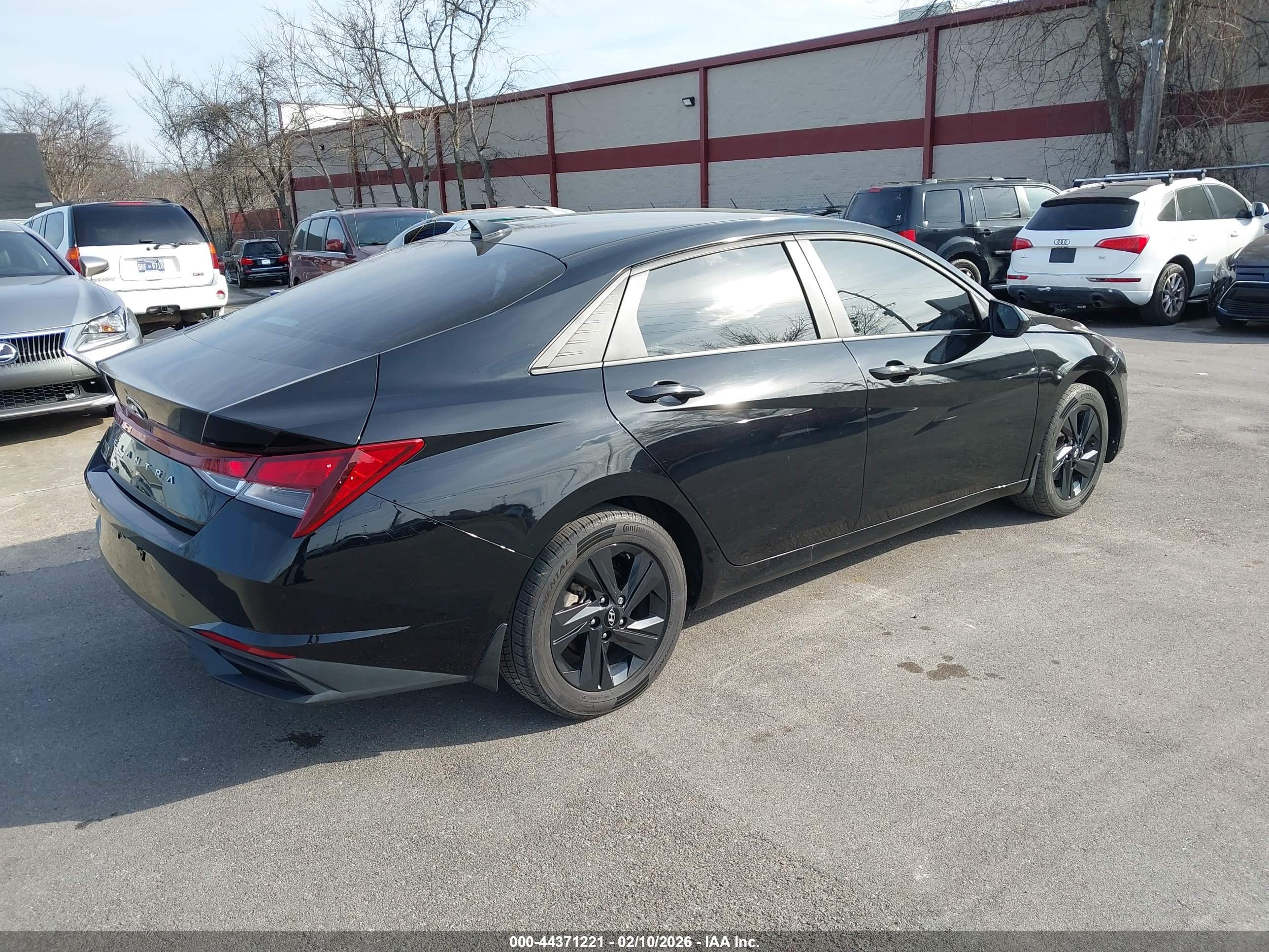 HYUNDAI ELANTRA image 4