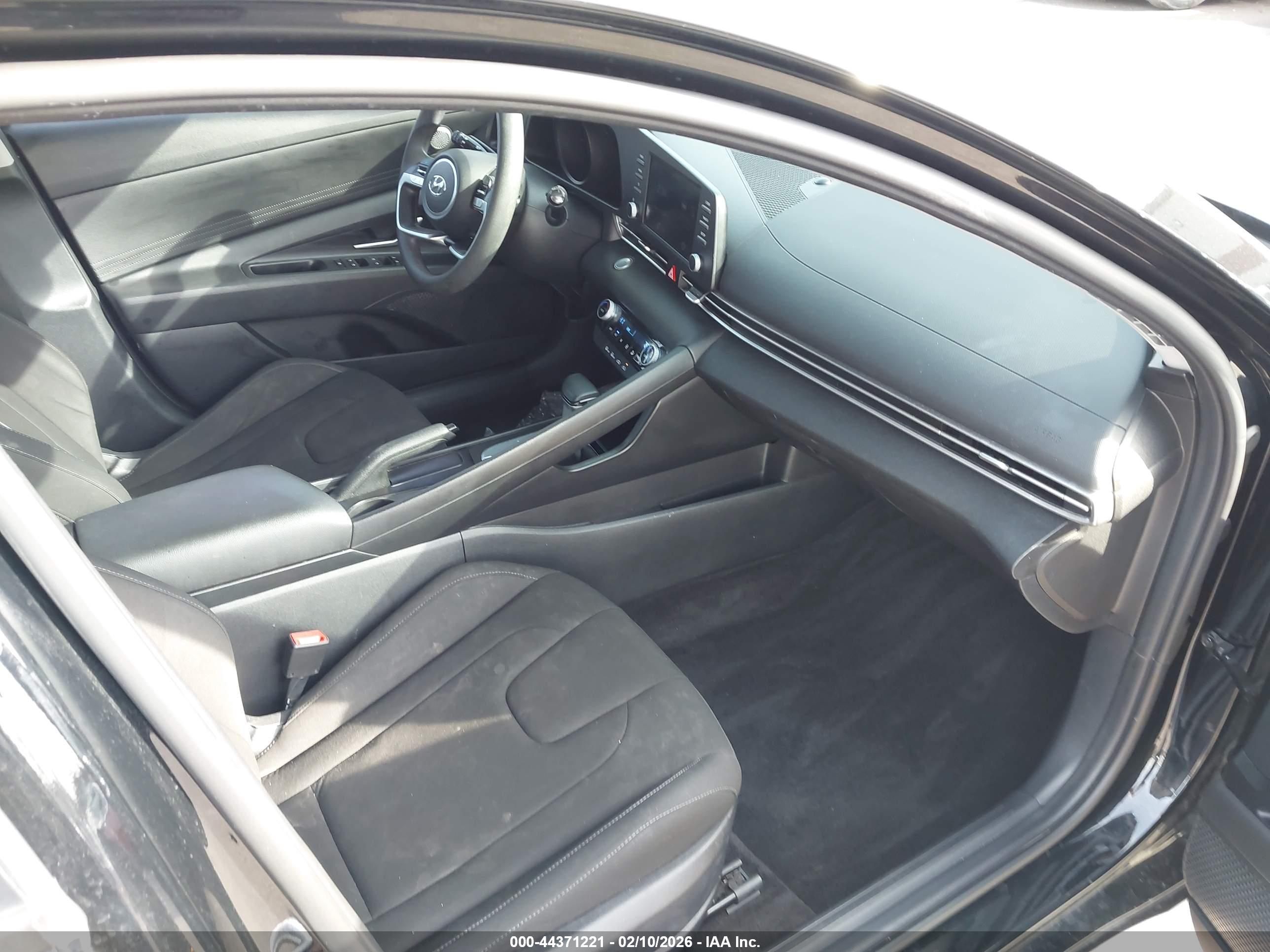 HYUNDAI ELANTRA image 5
