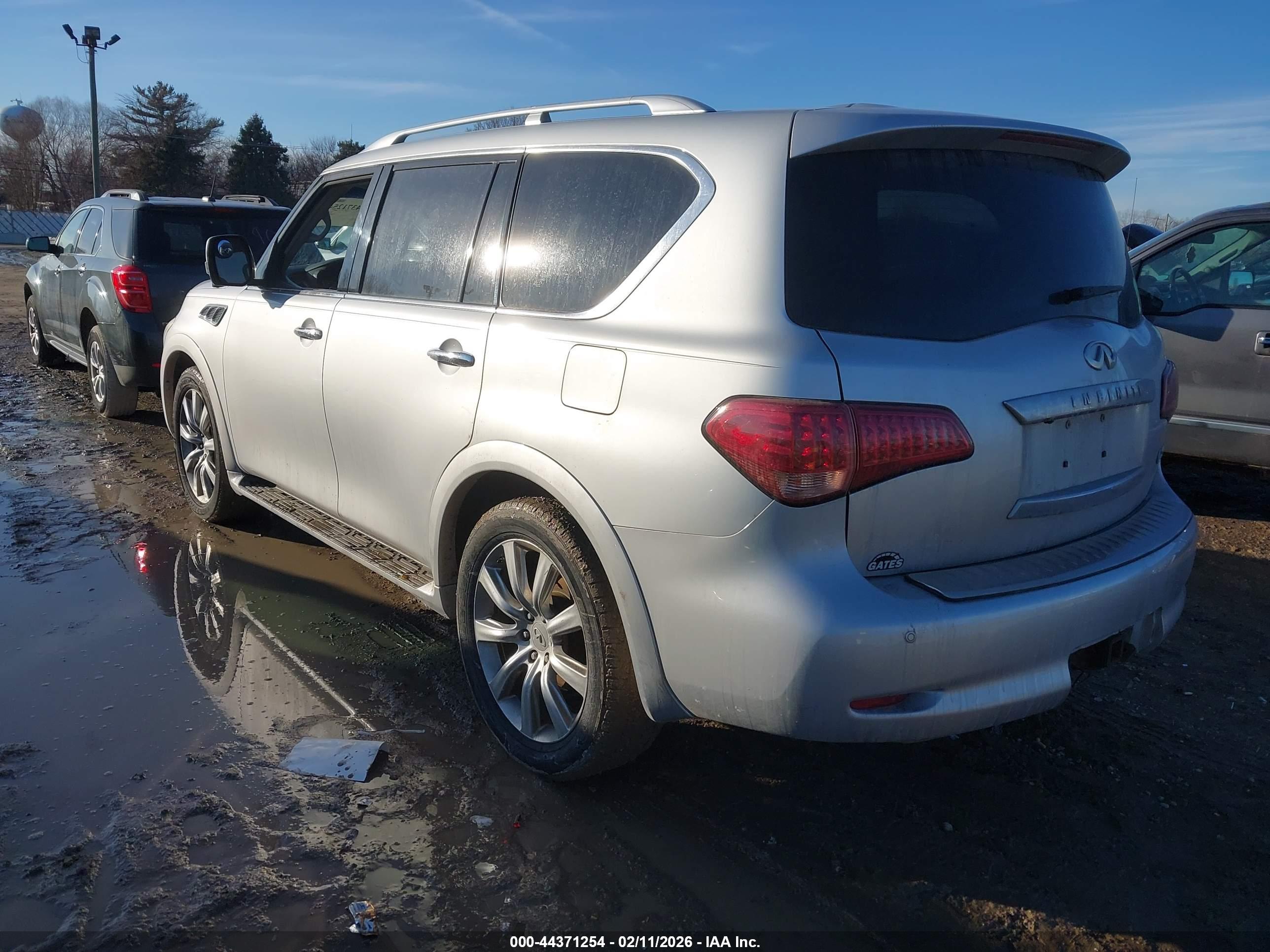 INFINITI QX56 image 3