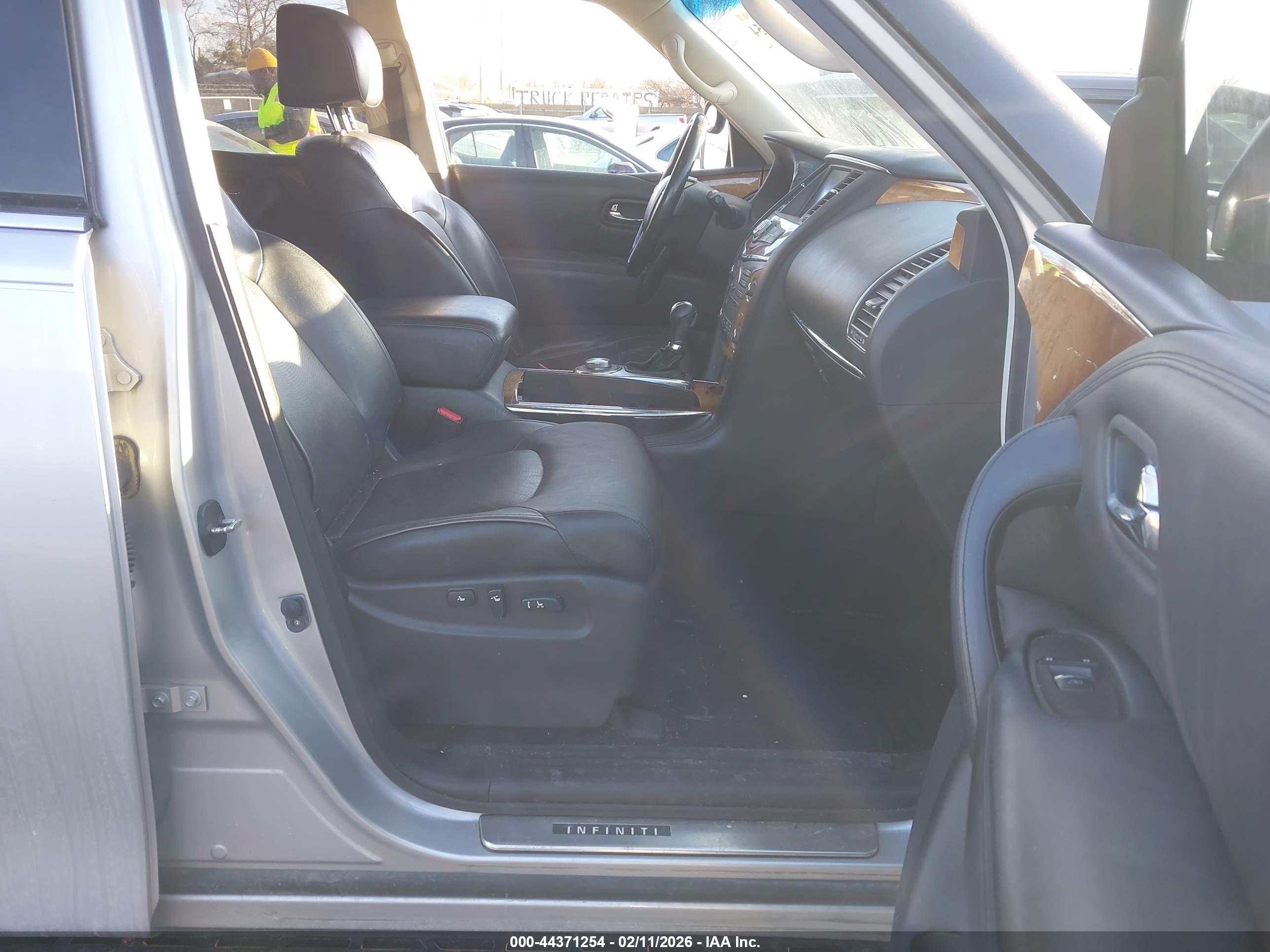 INFINITI QX56 image 5