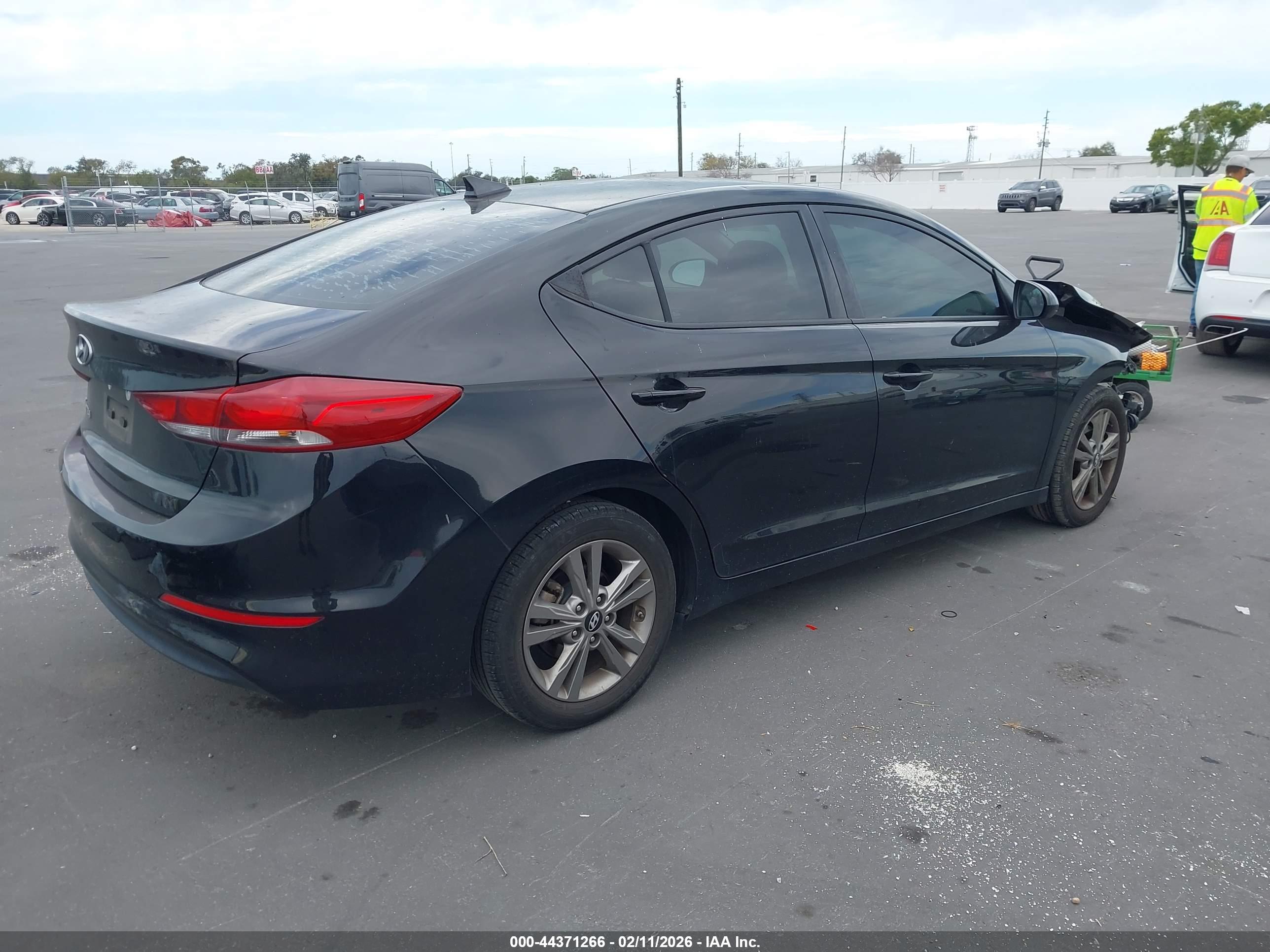 HYUNDAI ELANTRA image 4