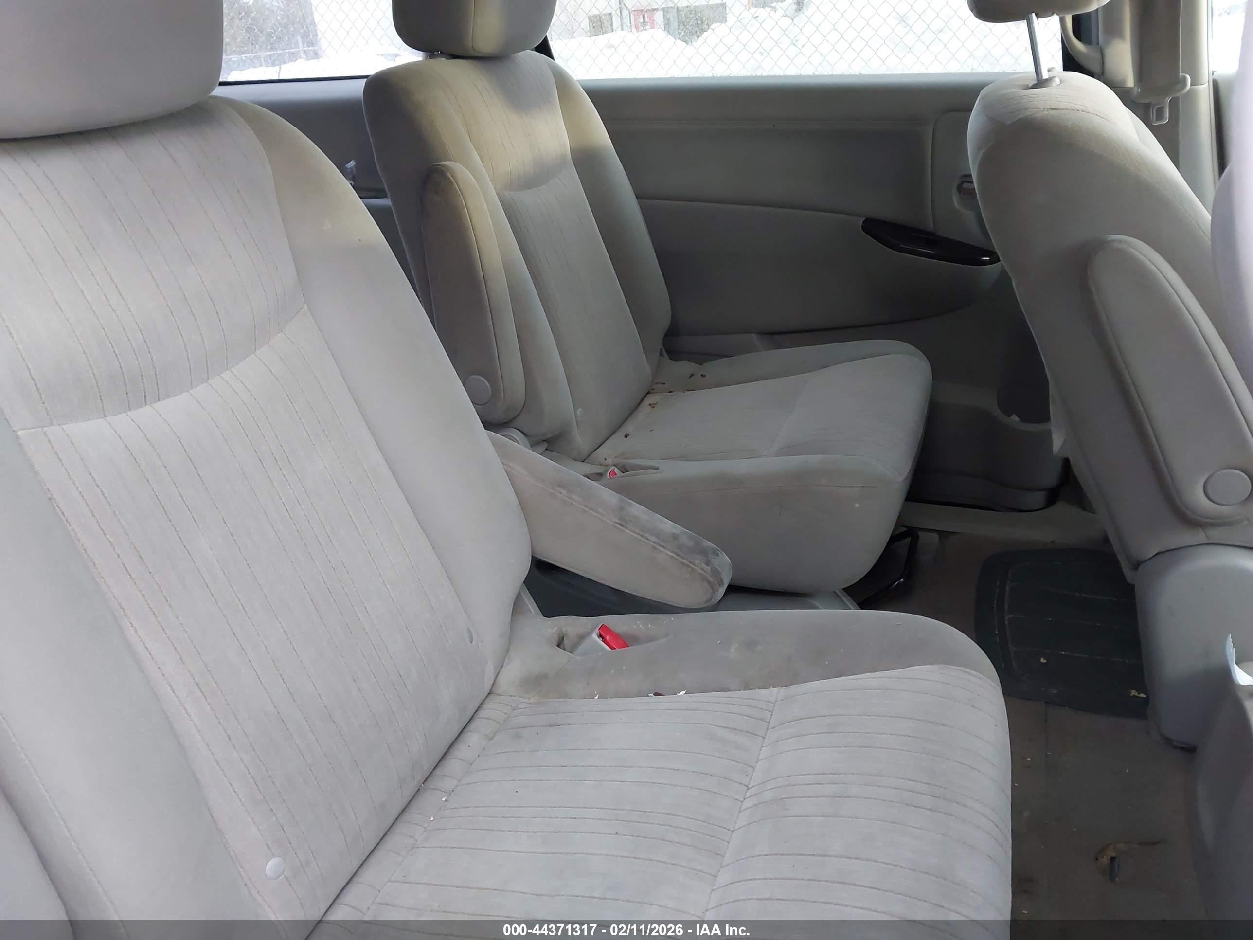 NISSAN QUEST image 8