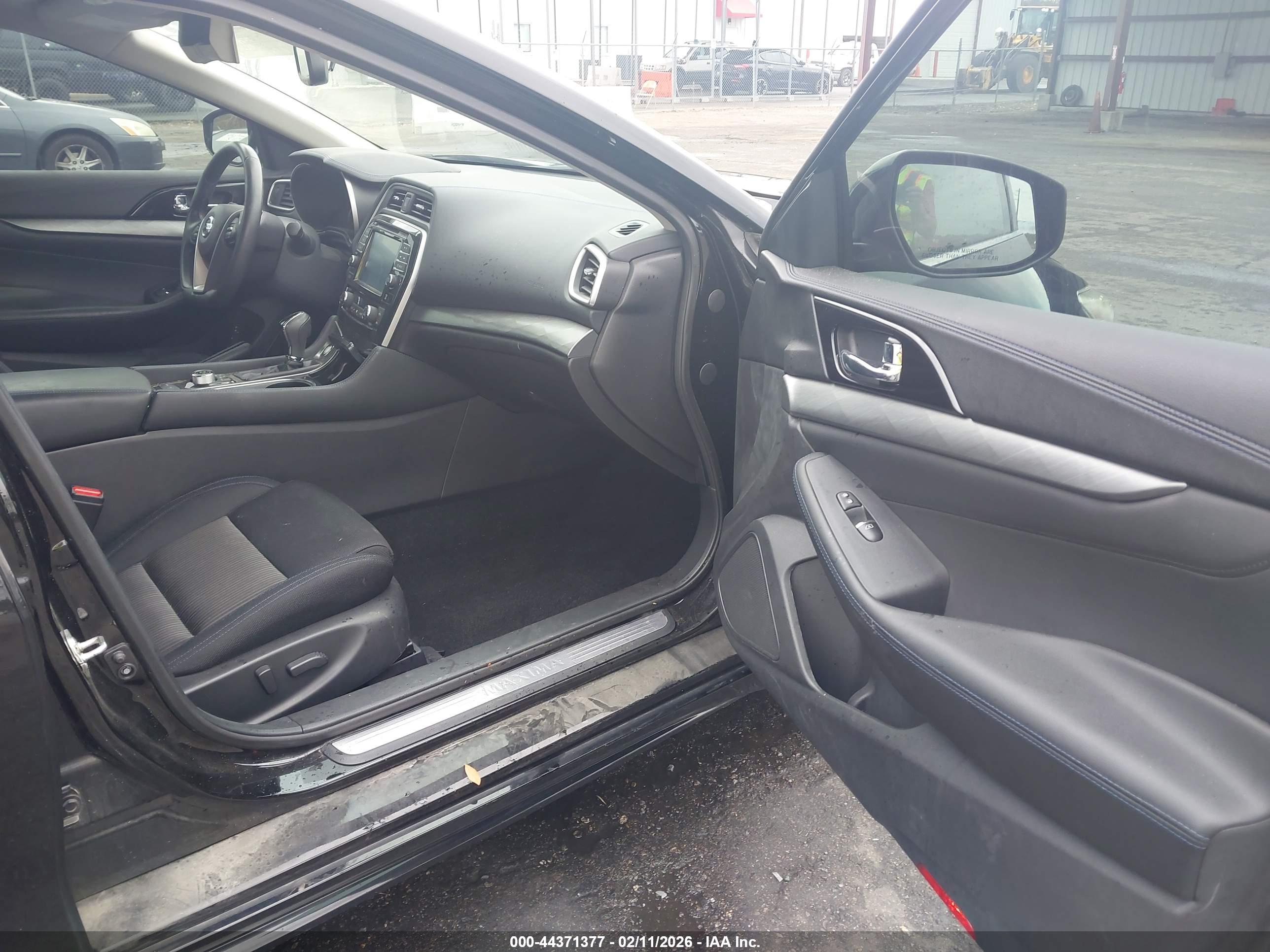 NISSAN MAXIMA image 5