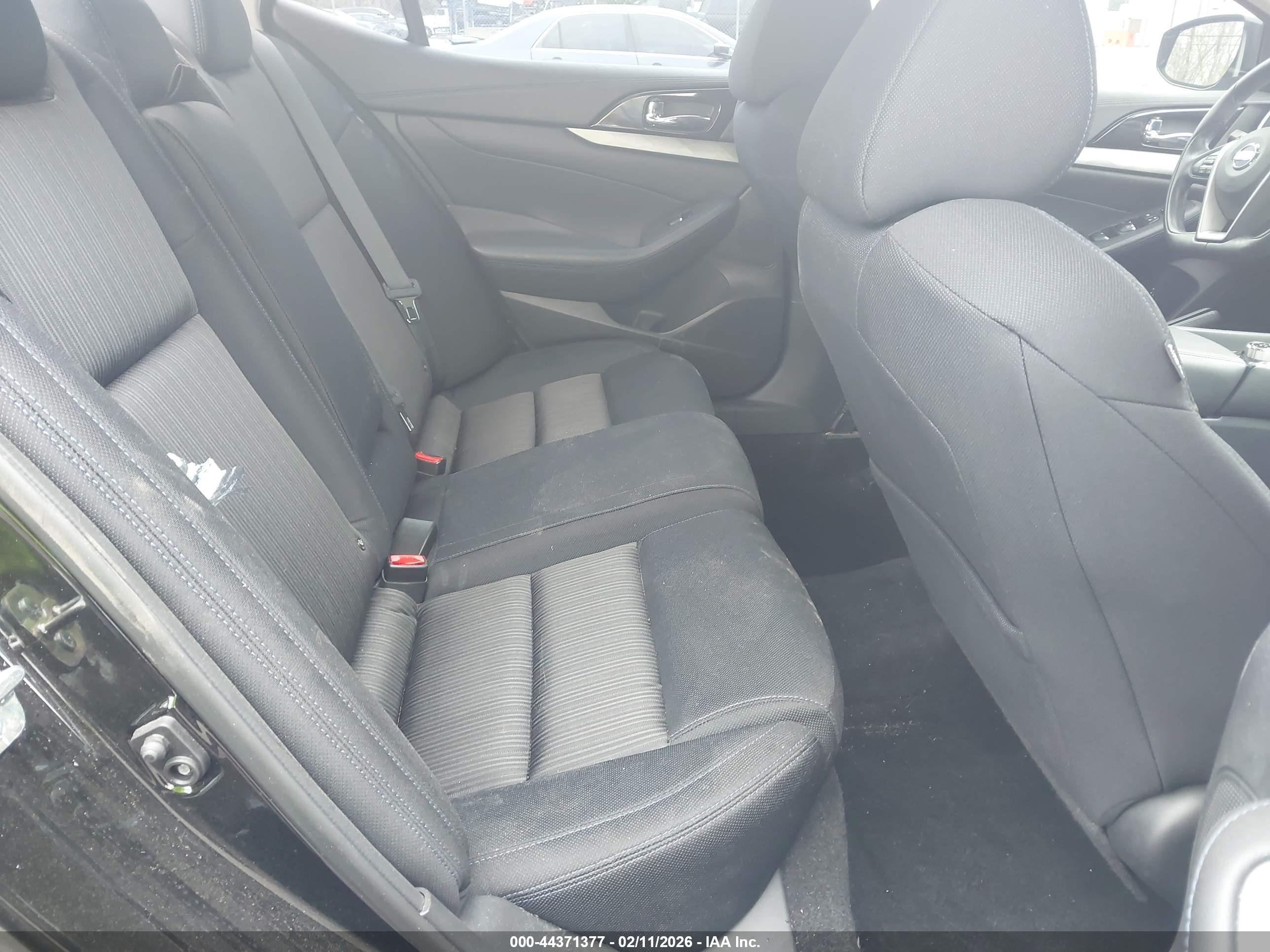 NISSAN MAXIMA image 8