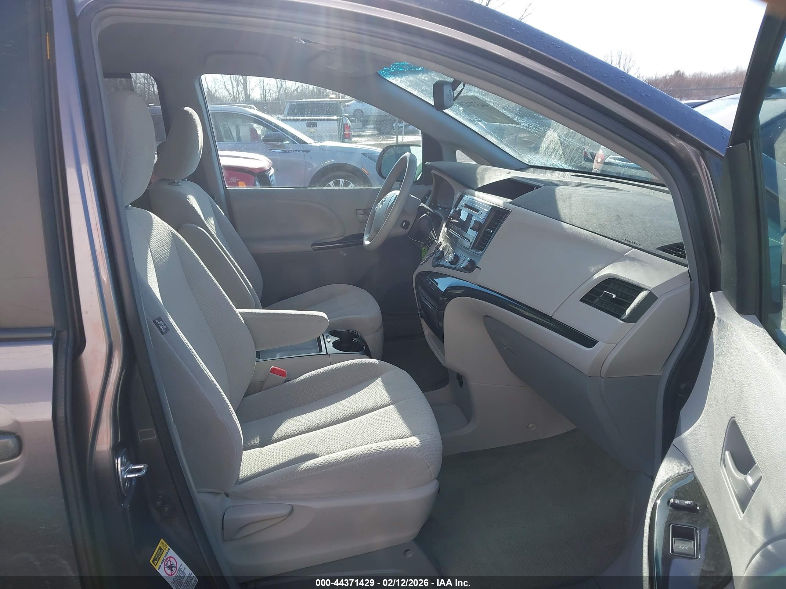 TOYOTA SIENNA image 5