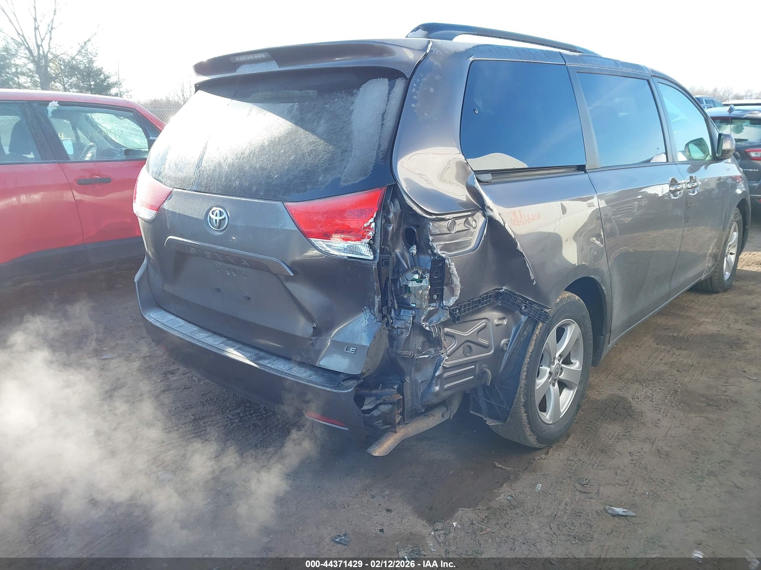 TOYOTA SIENNA image 6