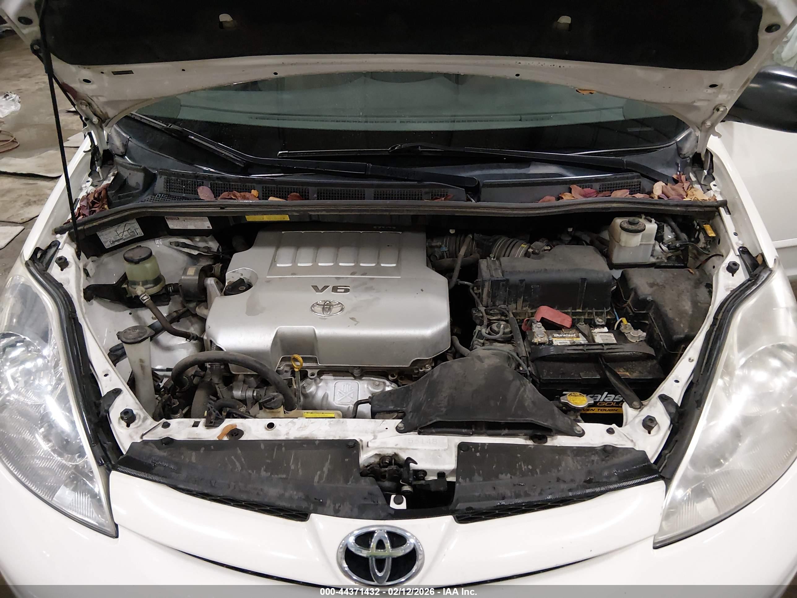 TOYOTA SIENNA image 10