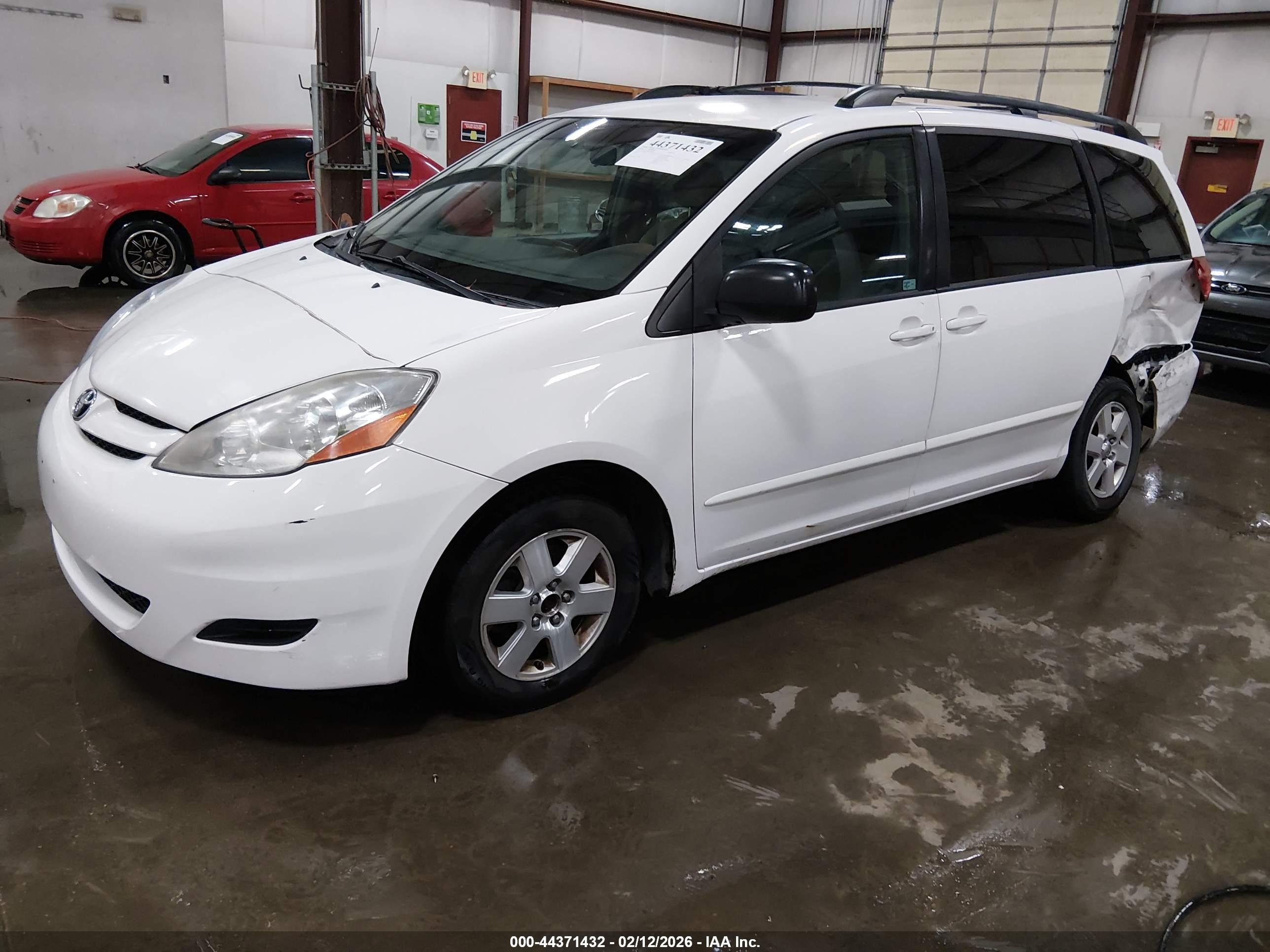 TOYOTA SIENNA image 2