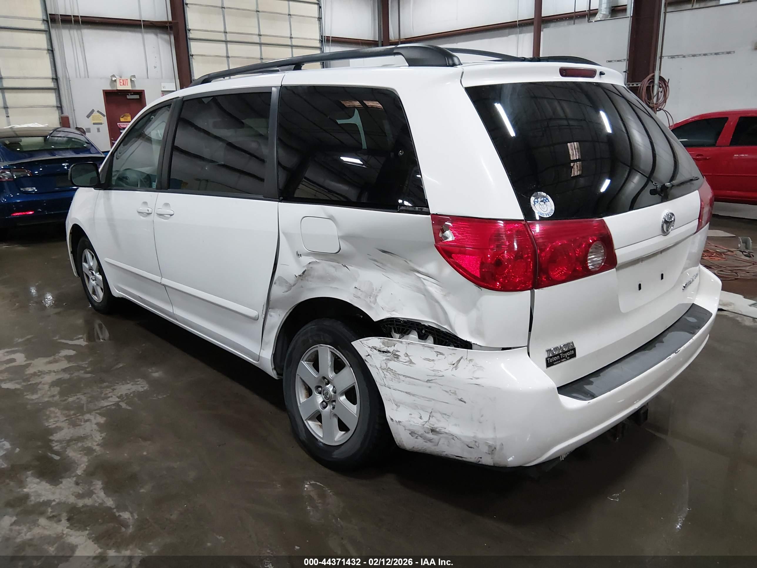 TOYOTA SIENNA image 3