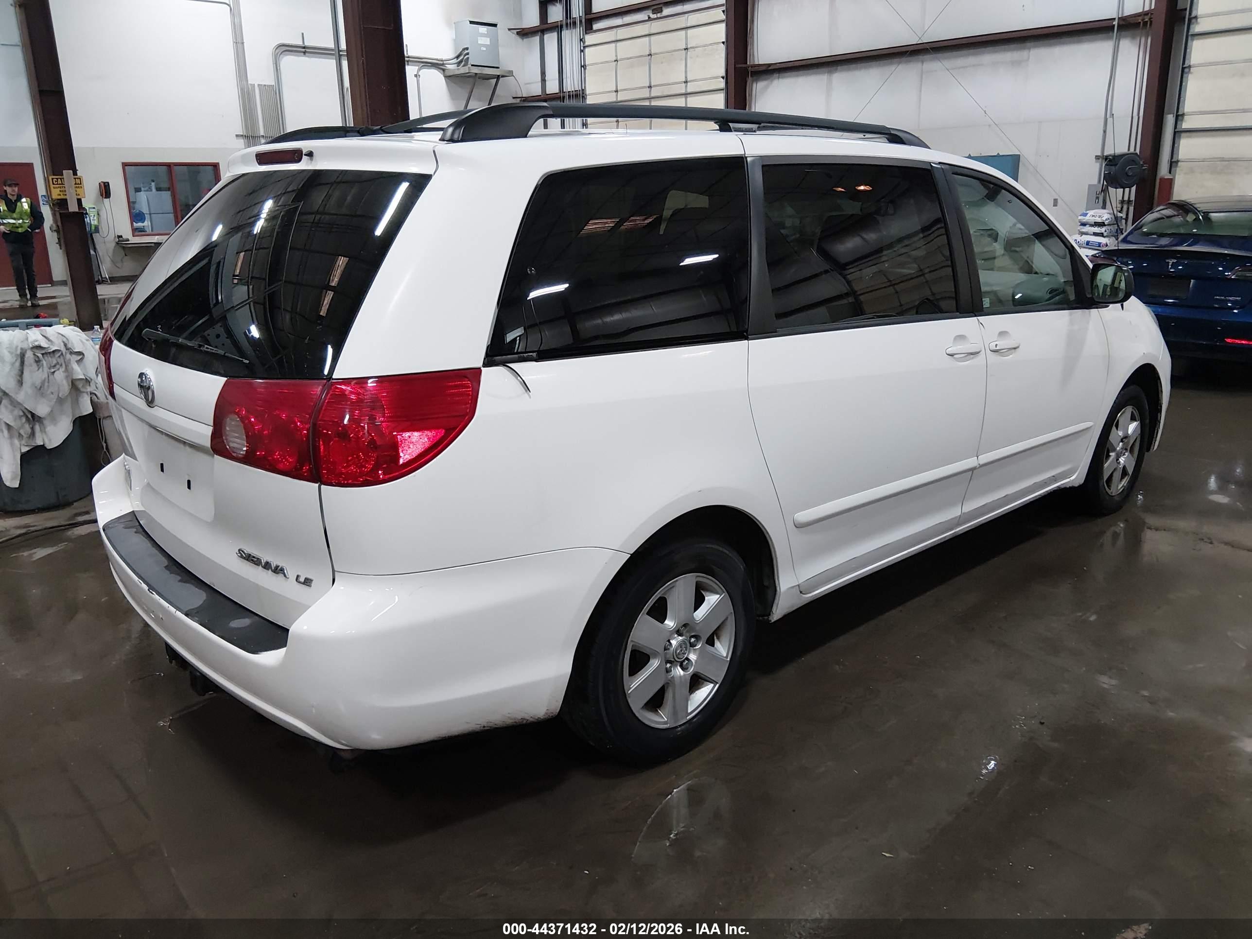 TOYOTA SIENNA image 4