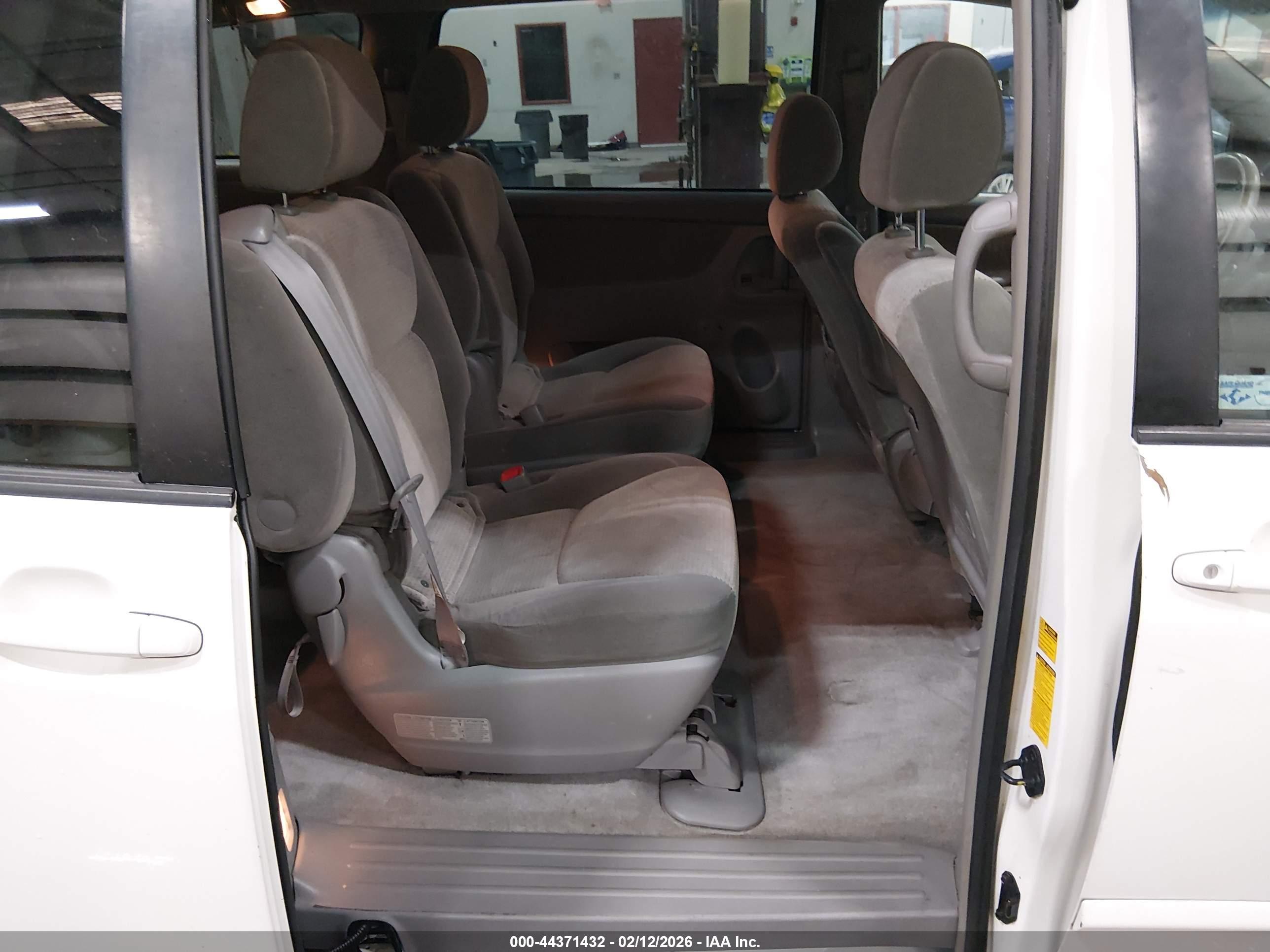 TOYOTA SIENNA image 8