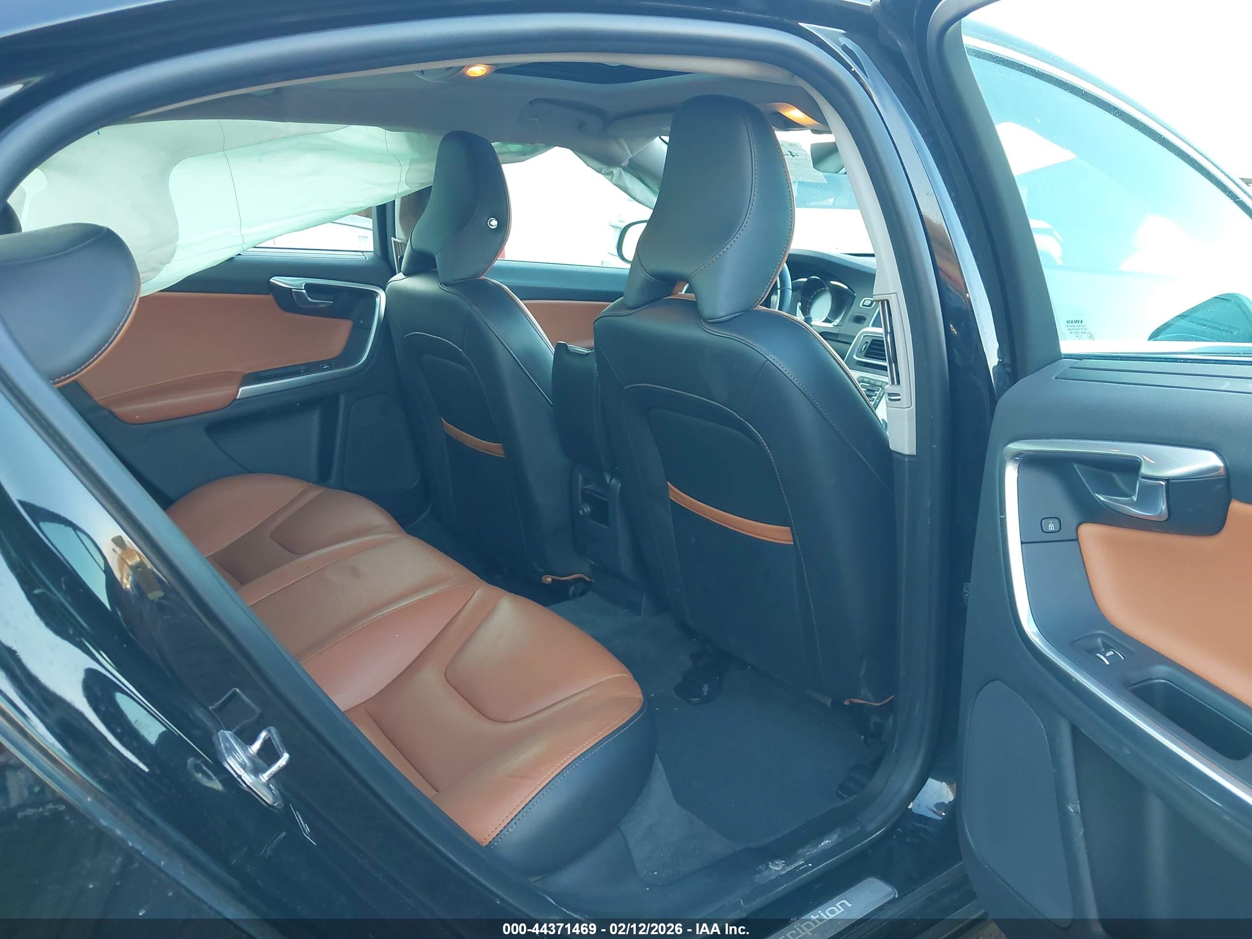VOLVO S60 image 8