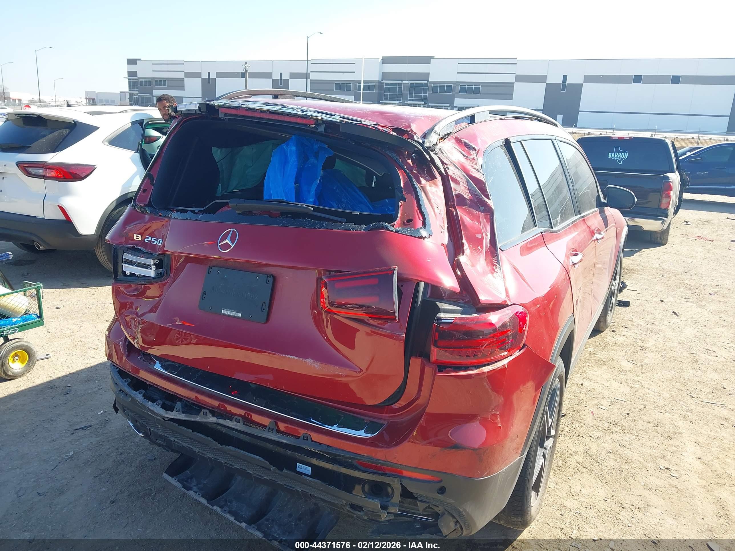 MERCEDES-BENZ GLB image 4