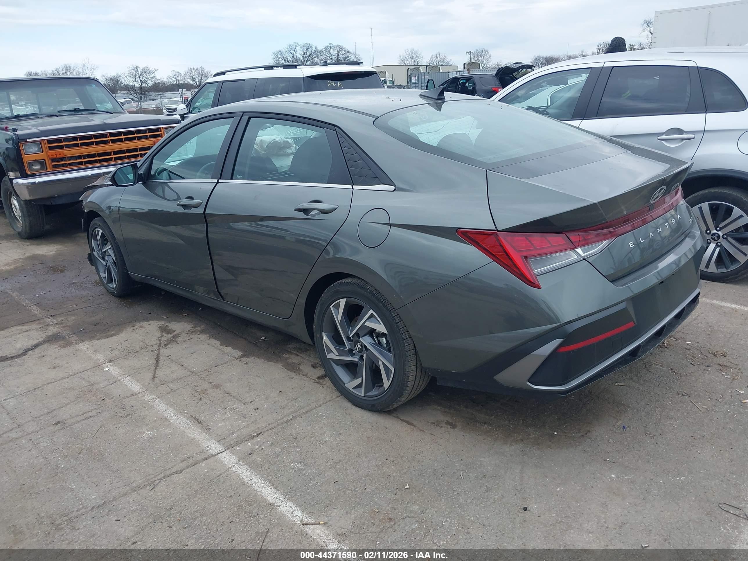 HYUNDAI ELANTRA image 3