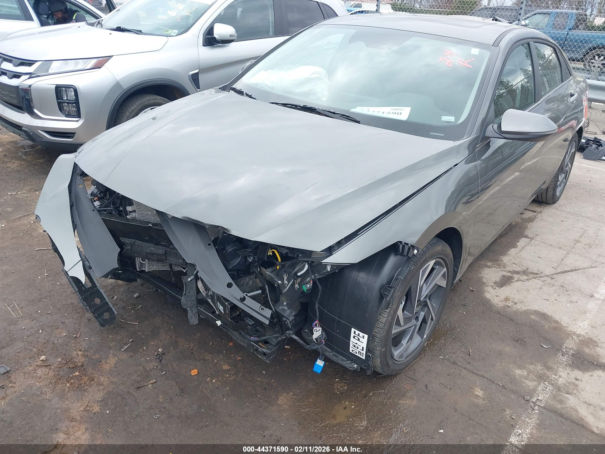 HYUNDAI ELANTRA image 6