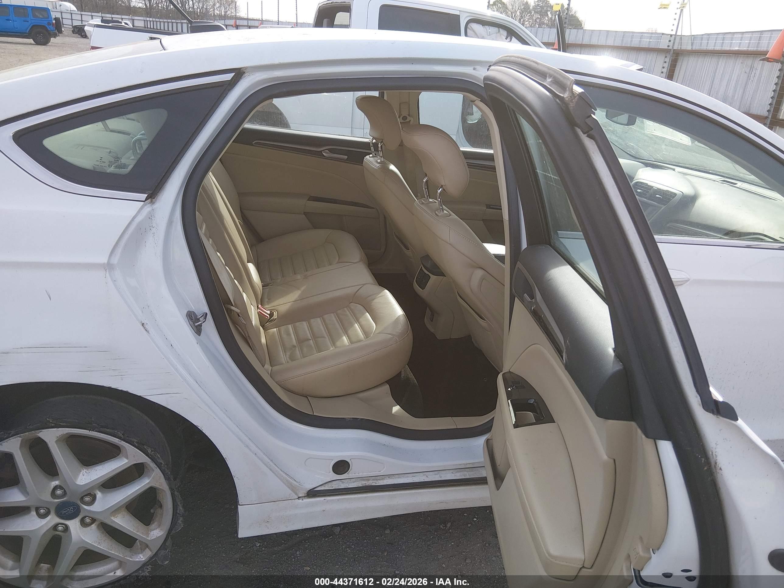 FORD FUSION image 8
