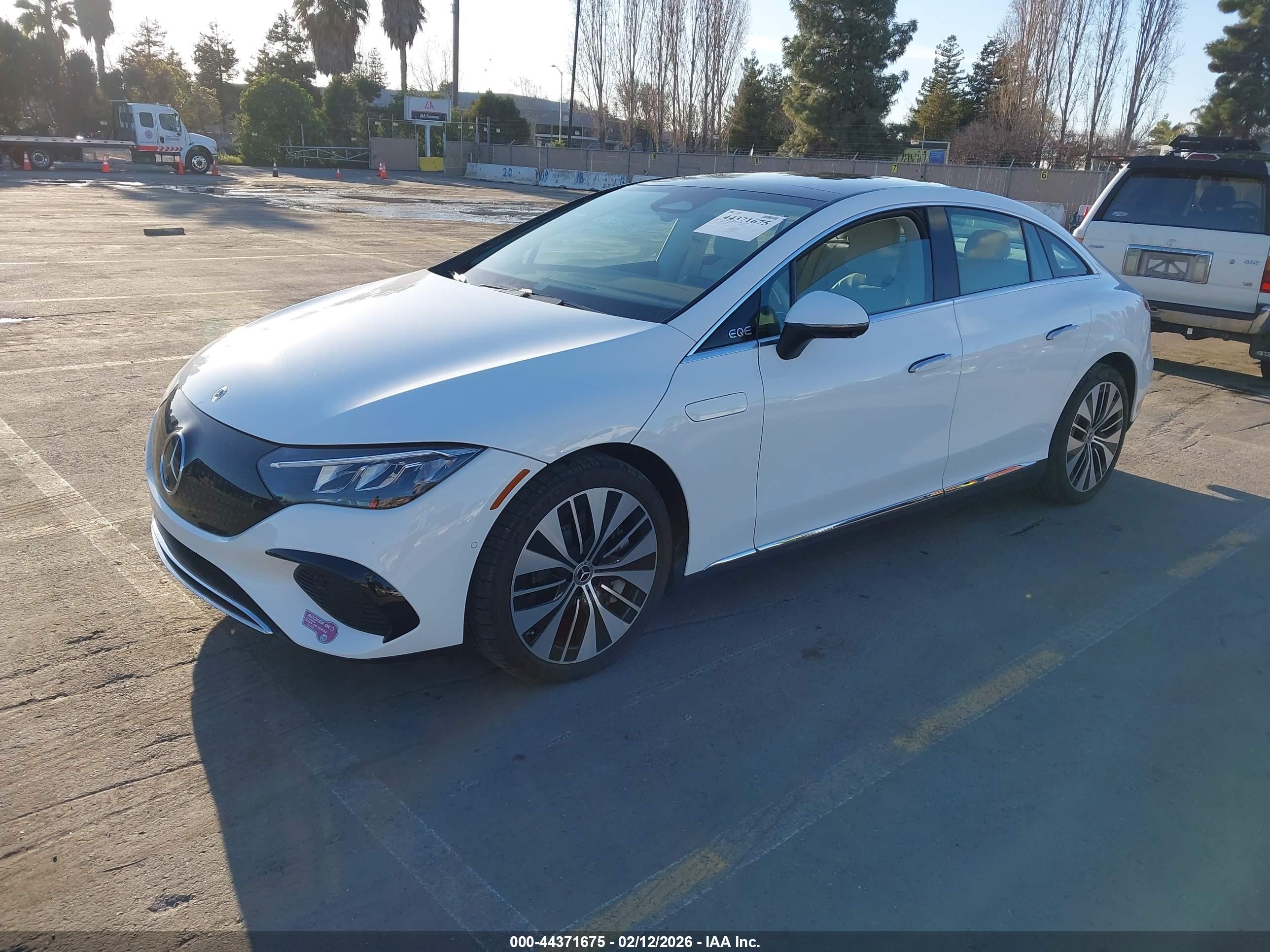 MERCEDES-BENZ EQE image 2