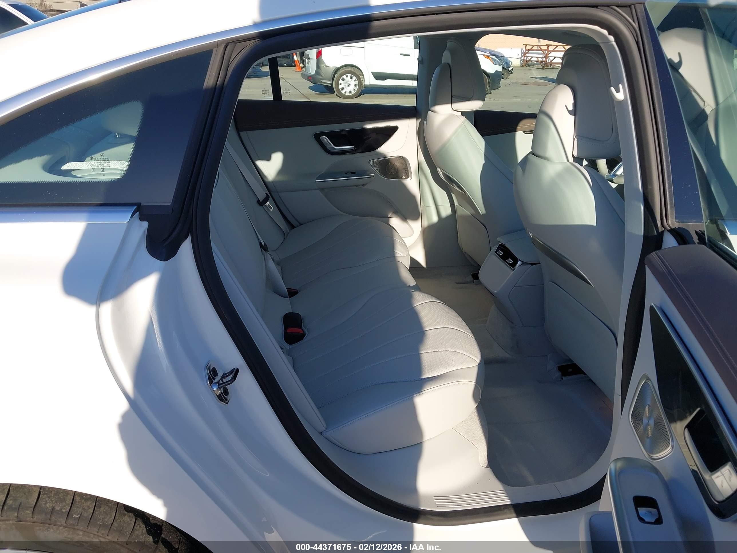 MERCEDES-BENZ EQE image 8