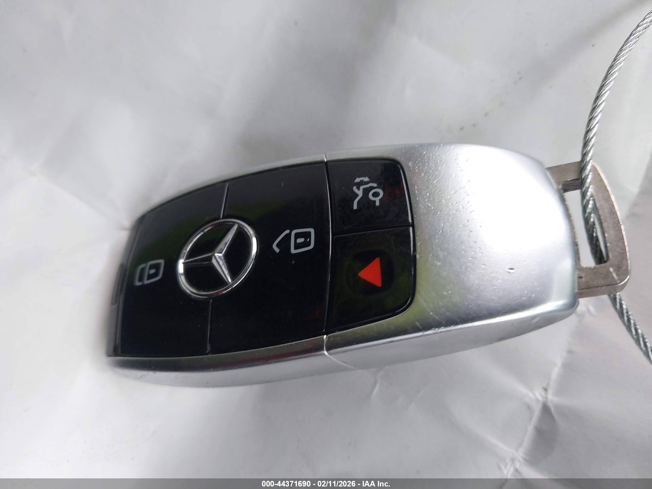 MERCEDES-BENZ E image 11