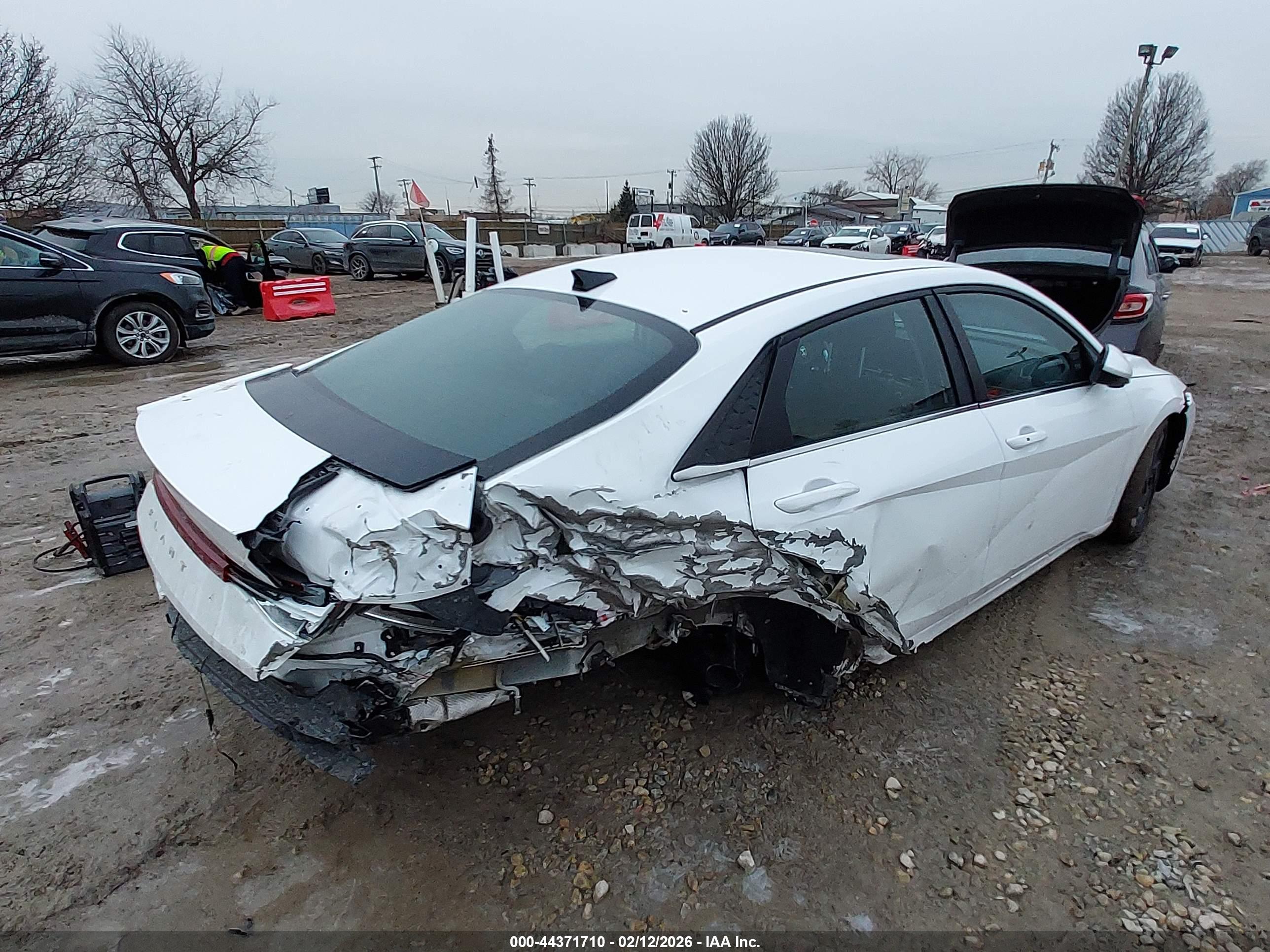 HYUNDAI ELANTRA image 4