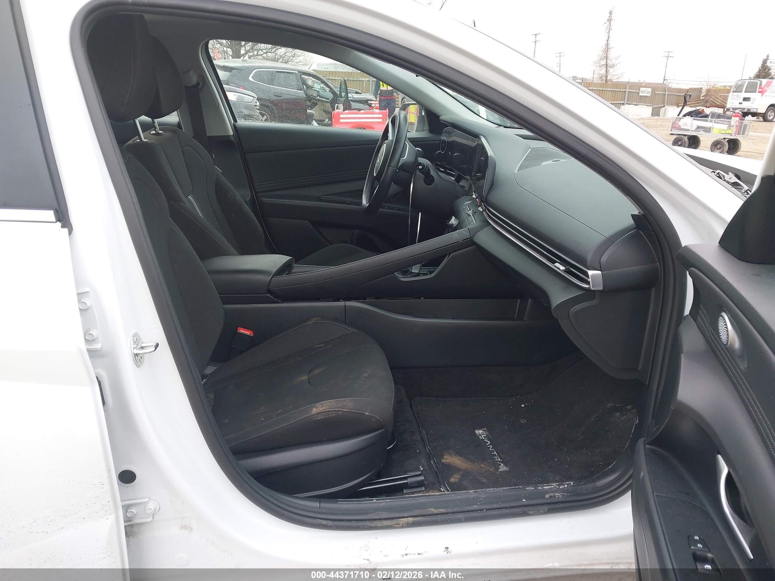 HYUNDAI ELANTRA image 5