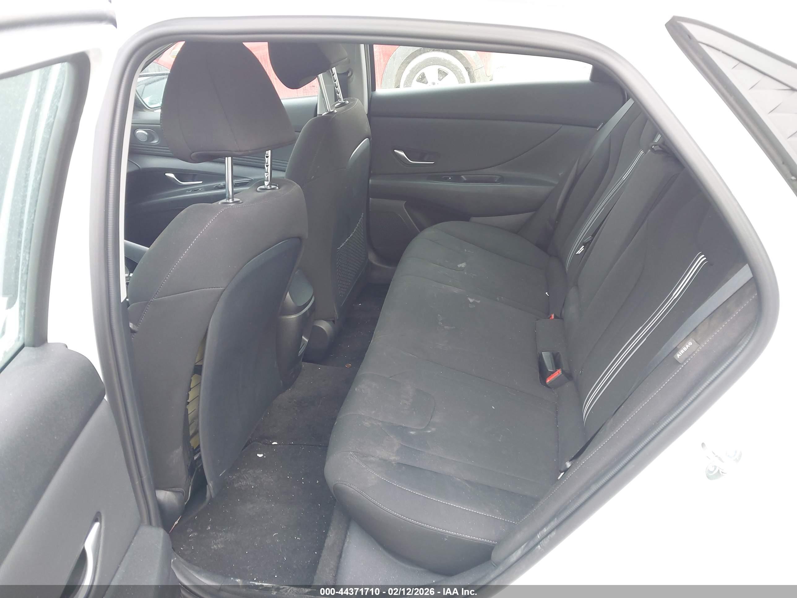HYUNDAI ELANTRA image 8