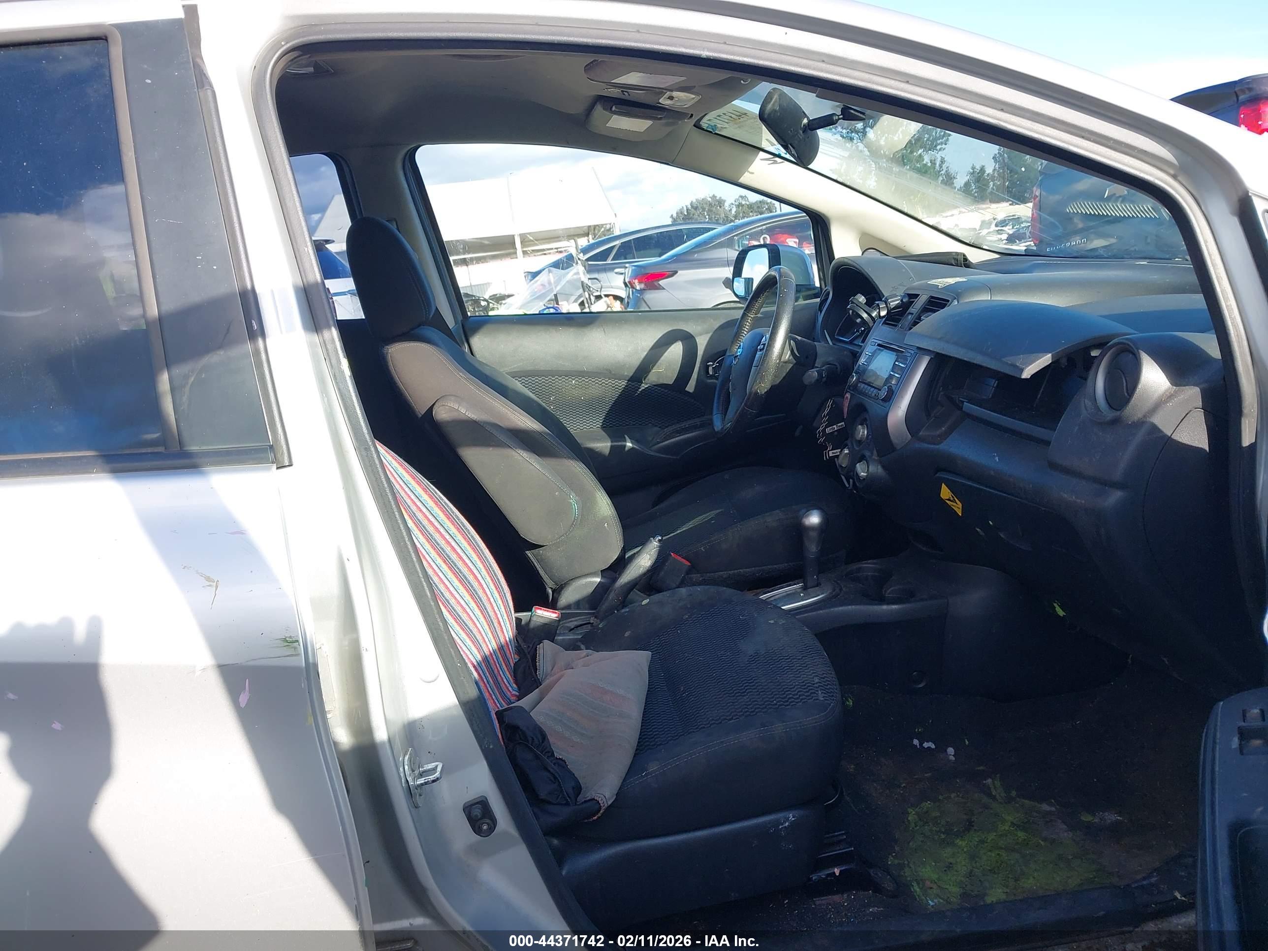 NISSAN VERSA image 5