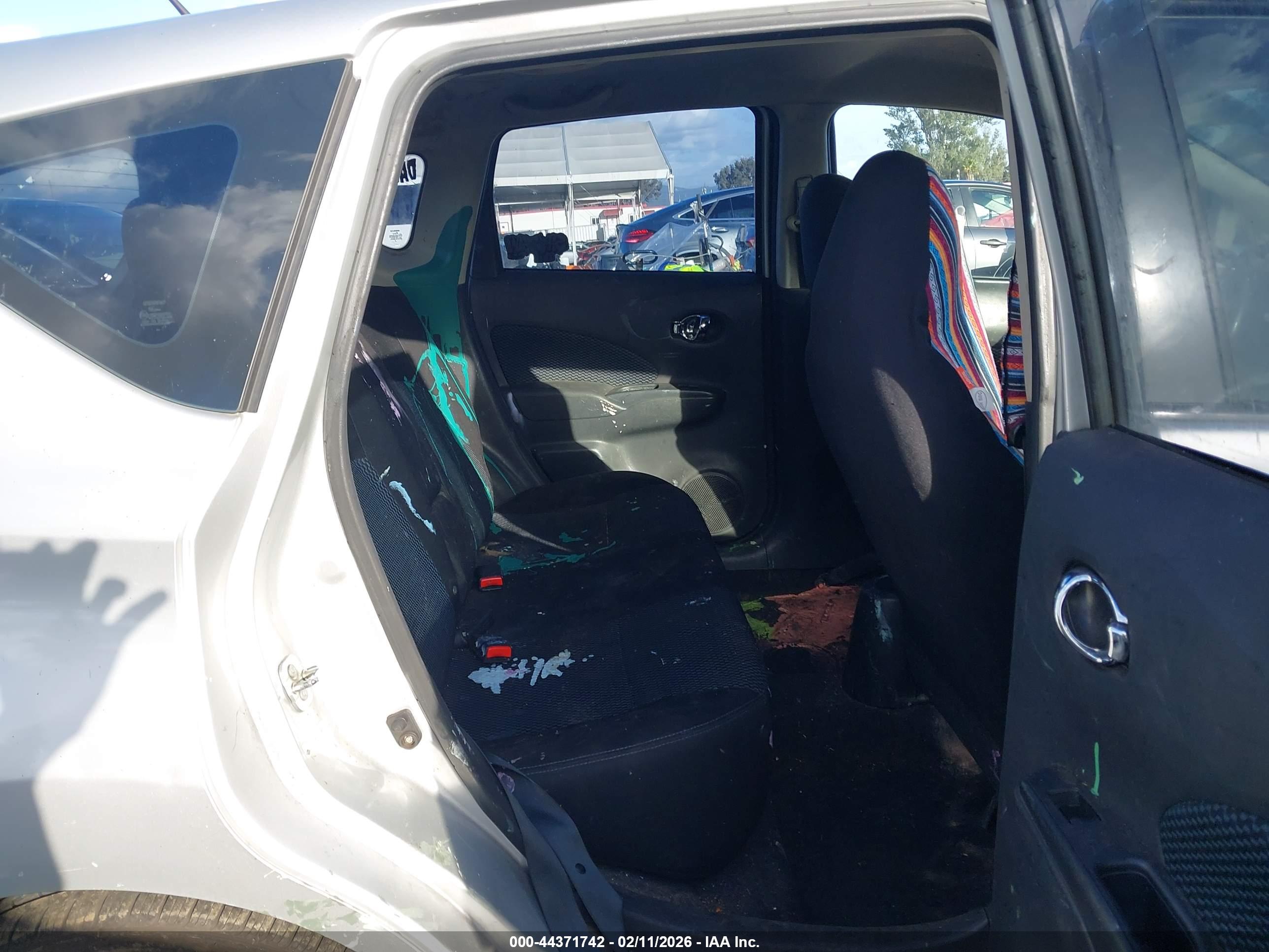NISSAN VERSA image 8