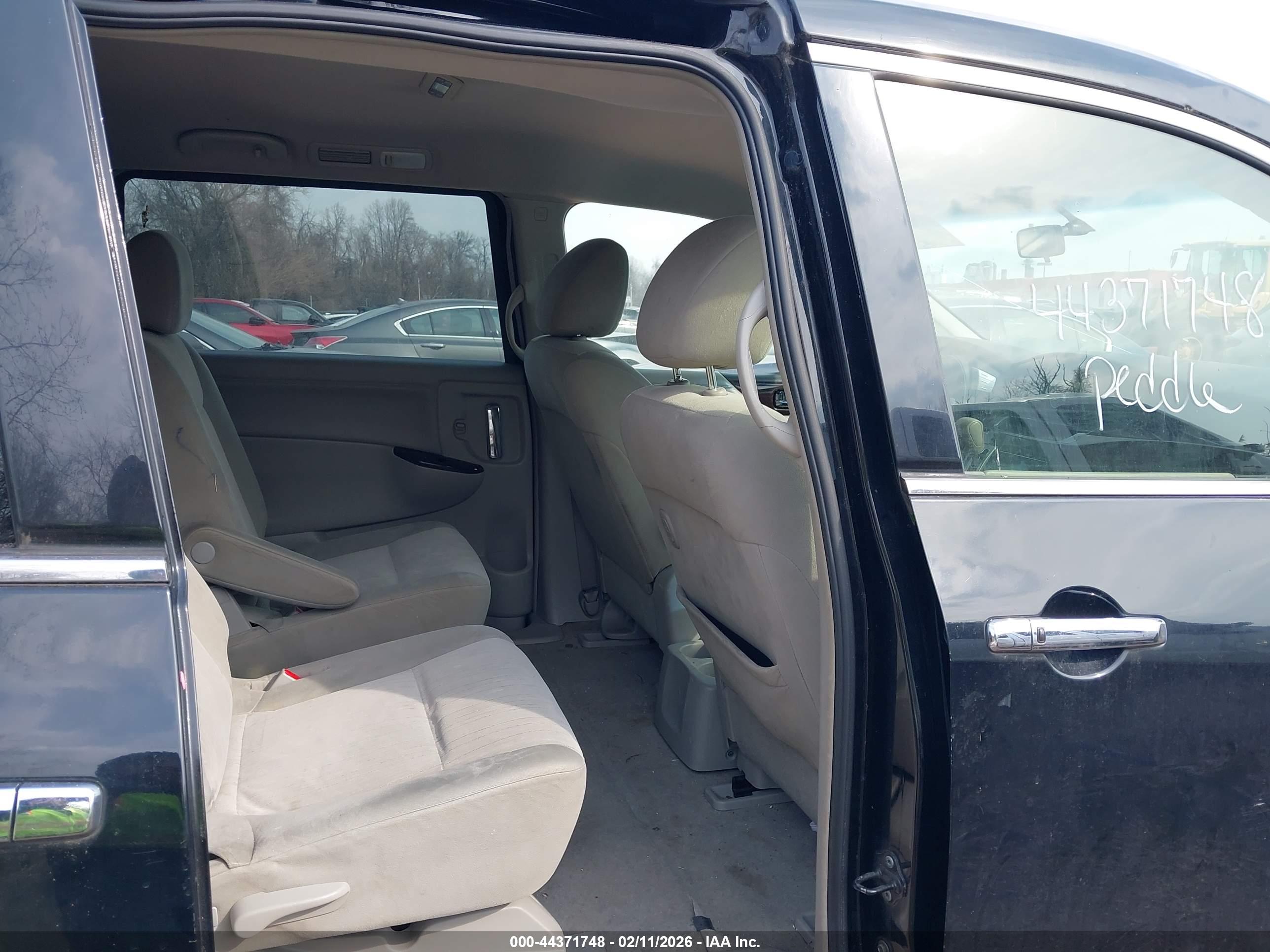 NISSAN QUEST image 8