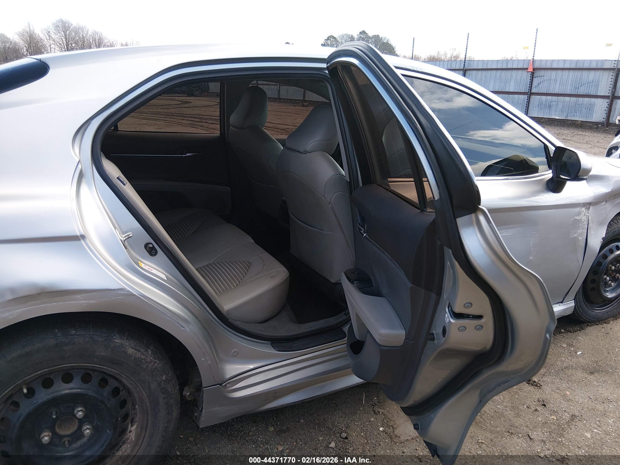 TOYOTA CAMRY image 8