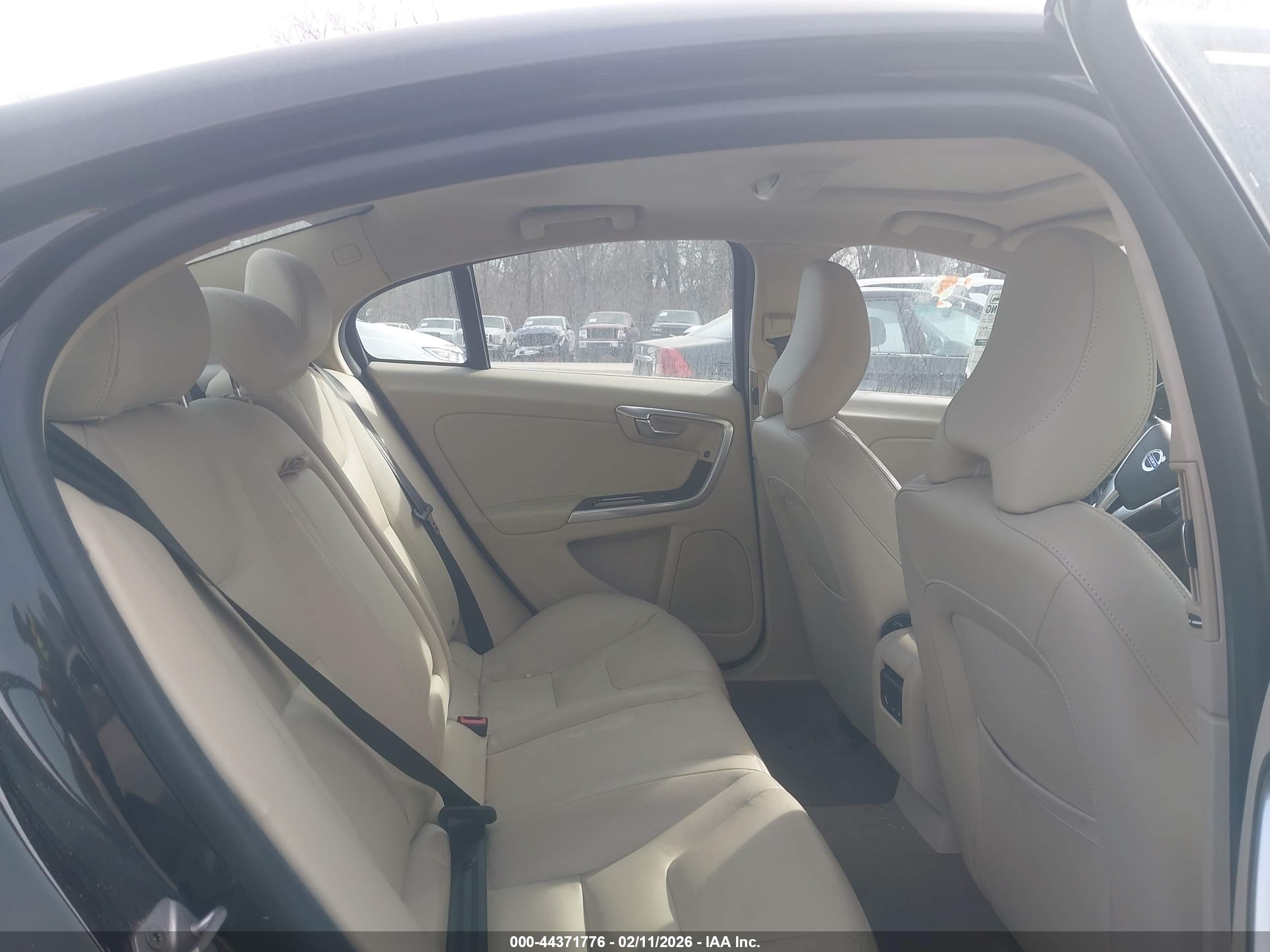 VOLVO S60 image 8