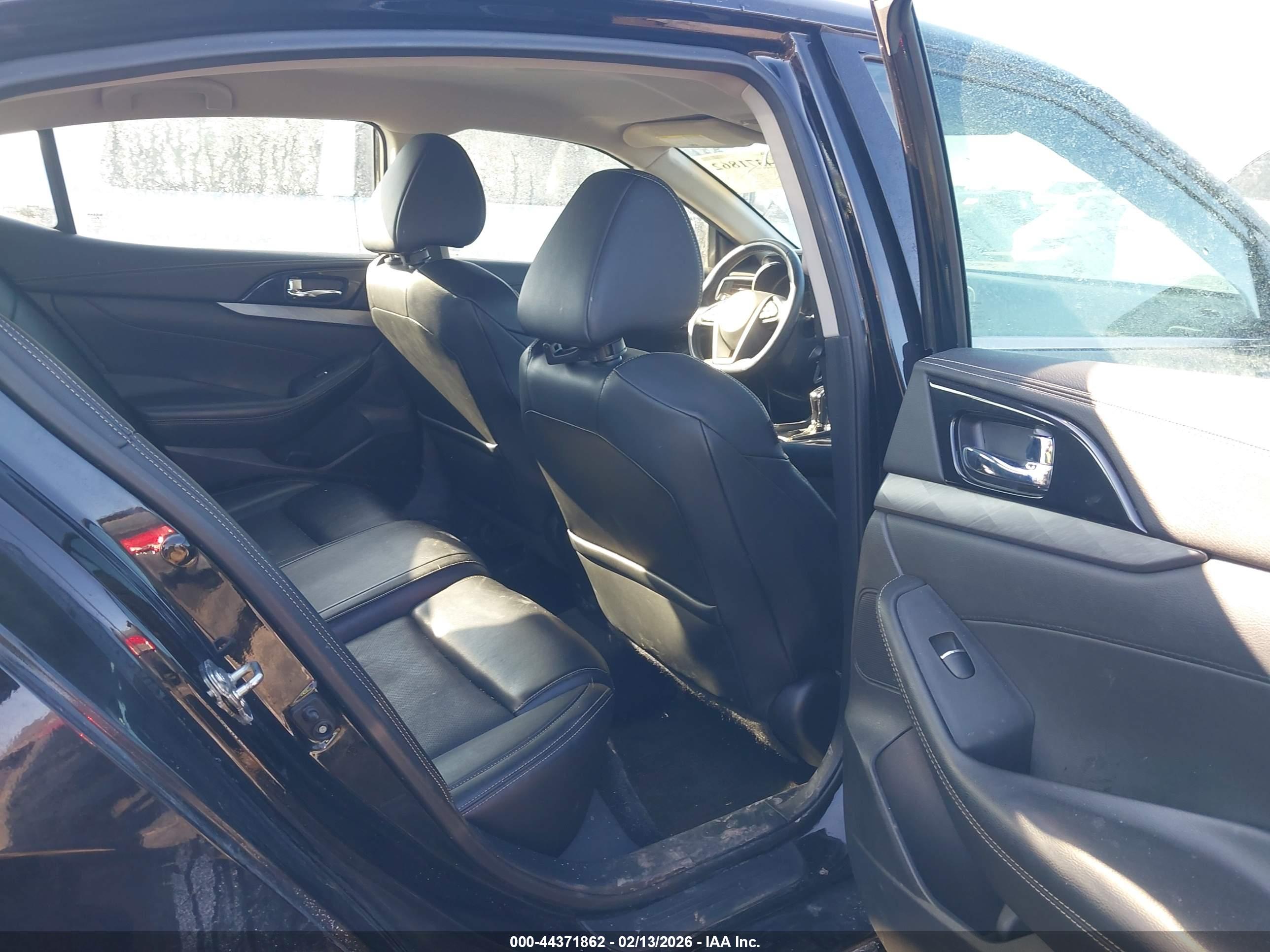 NISSAN MAXIMA image 8