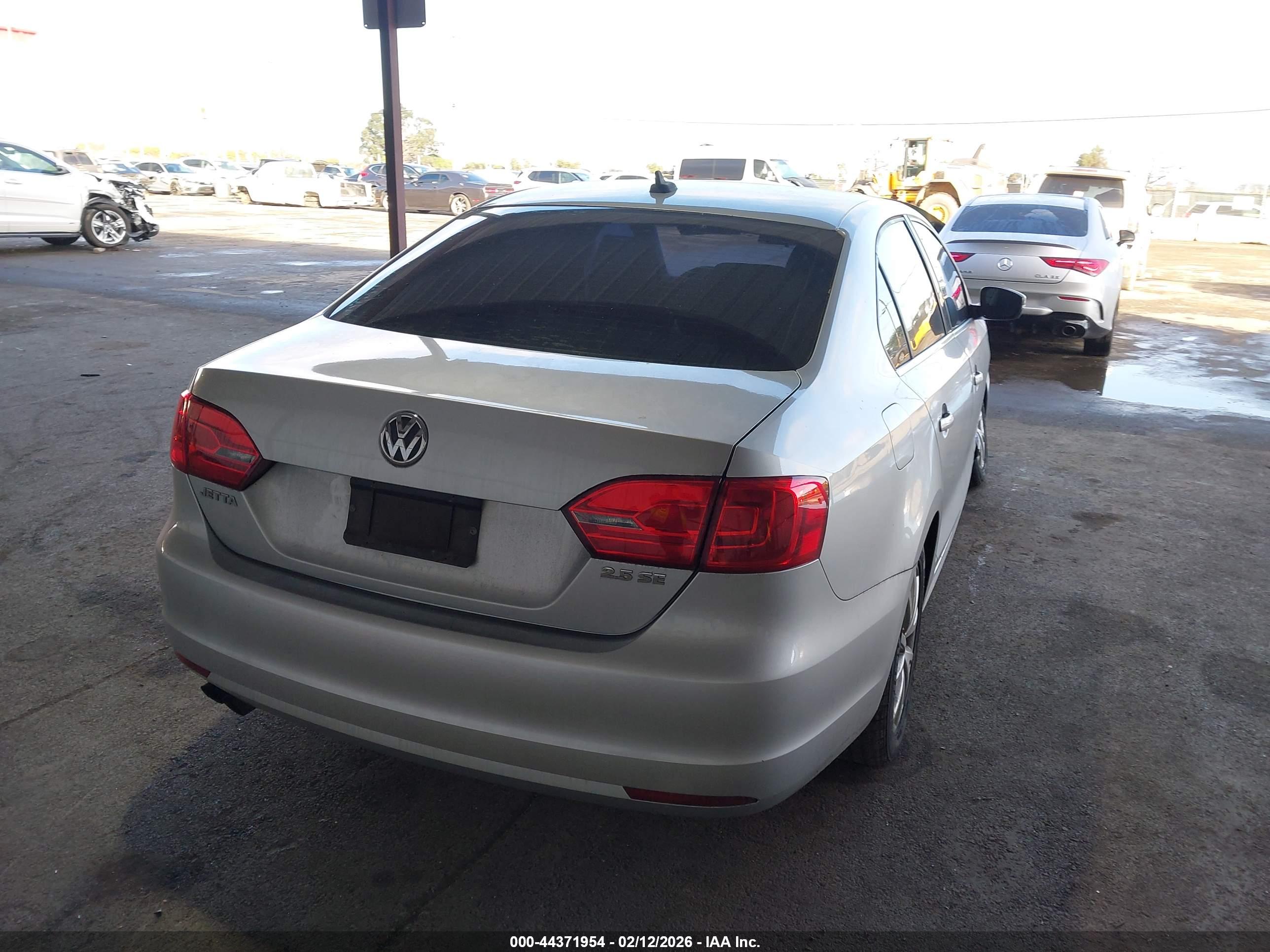 VOLKSWAGEN JETTA image 4