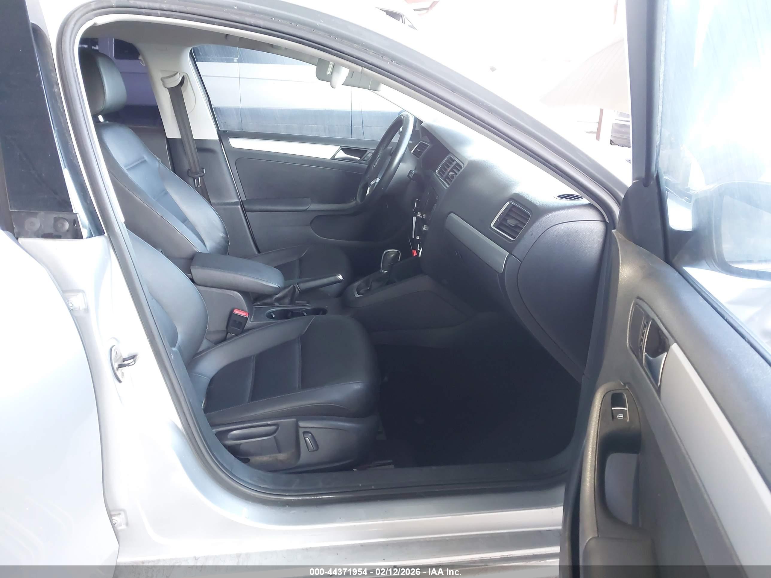 VOLKSWAGEN JETTA image 5