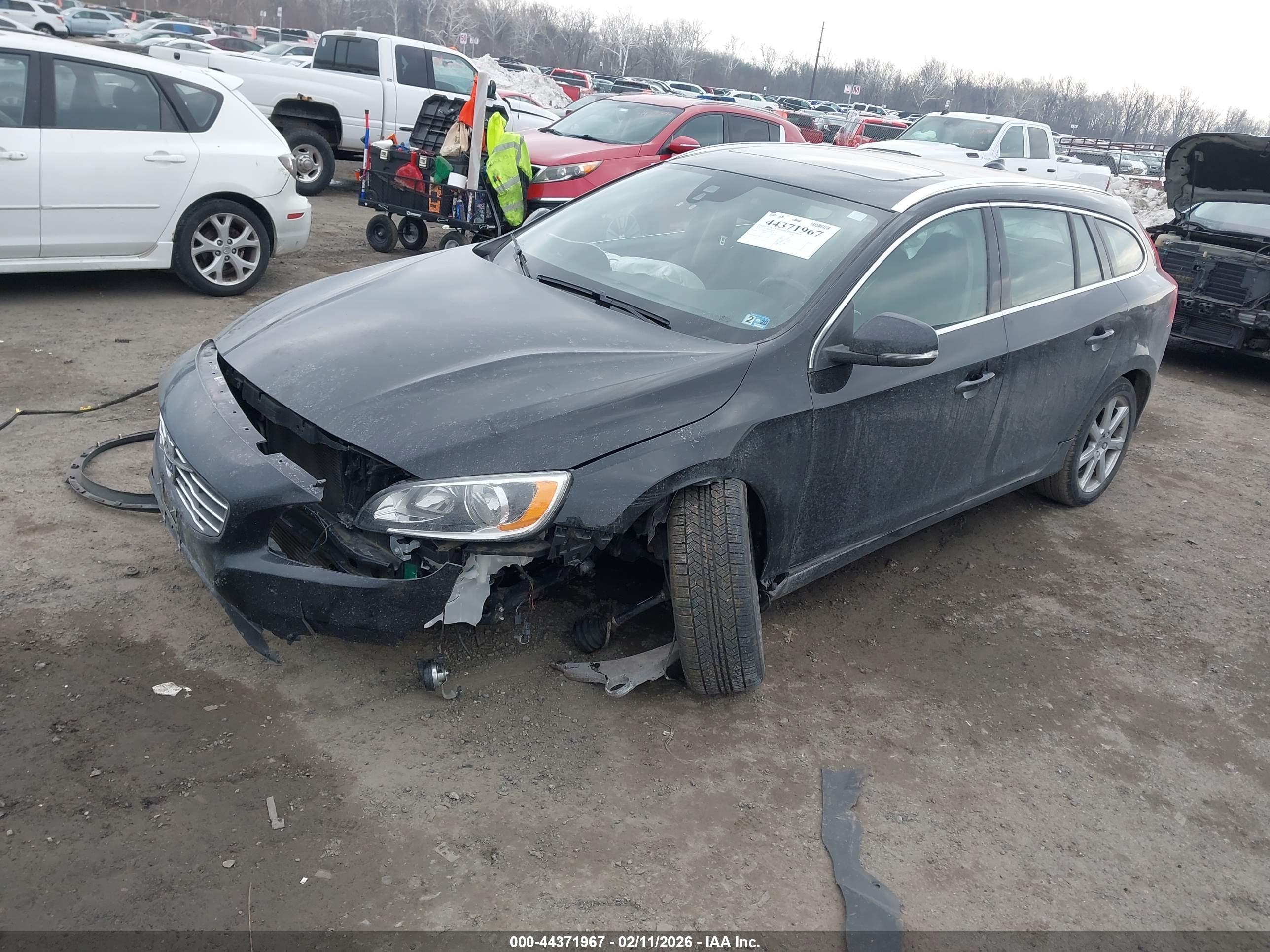 VOLVO V60 image 2