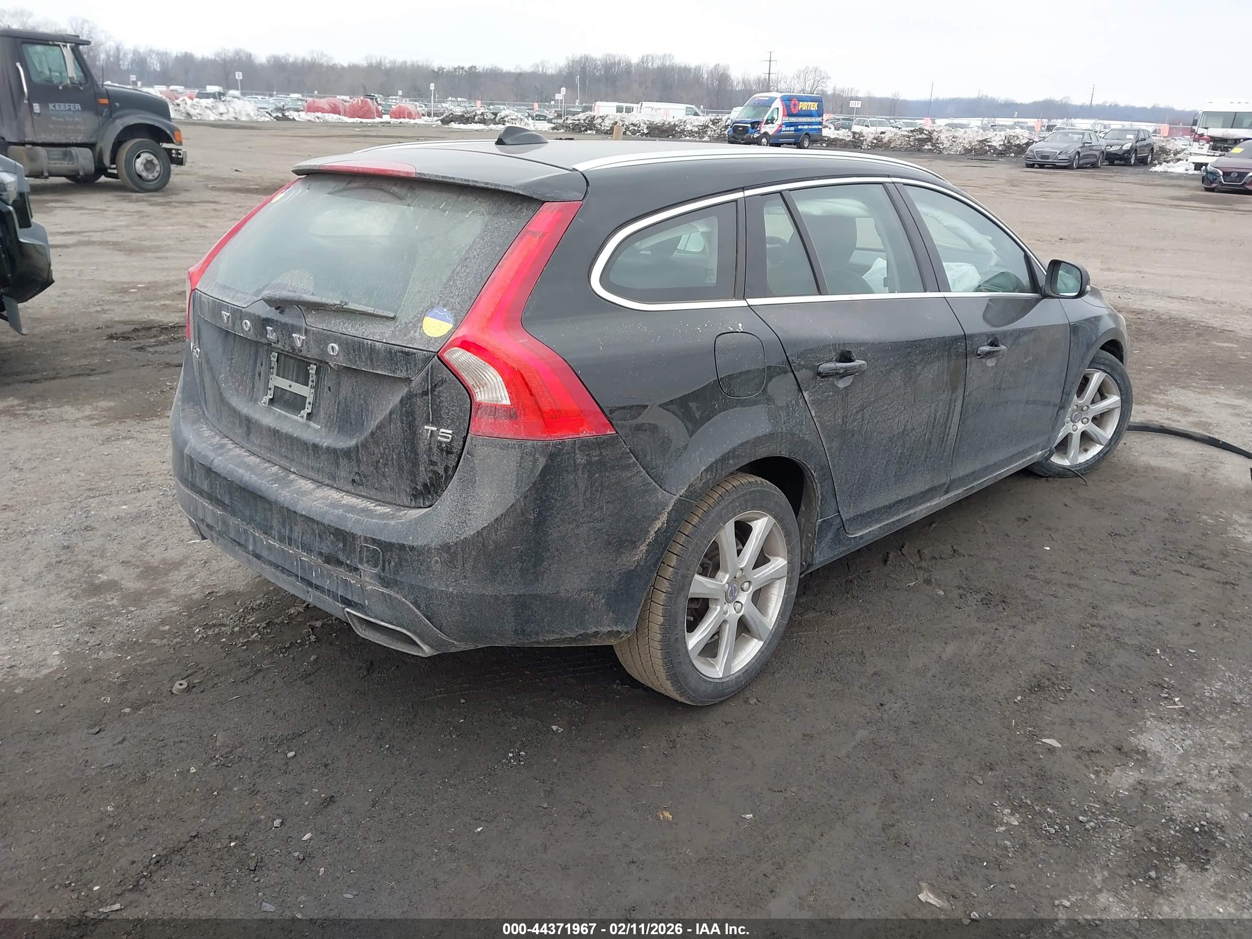 VOLVO V60 image 4