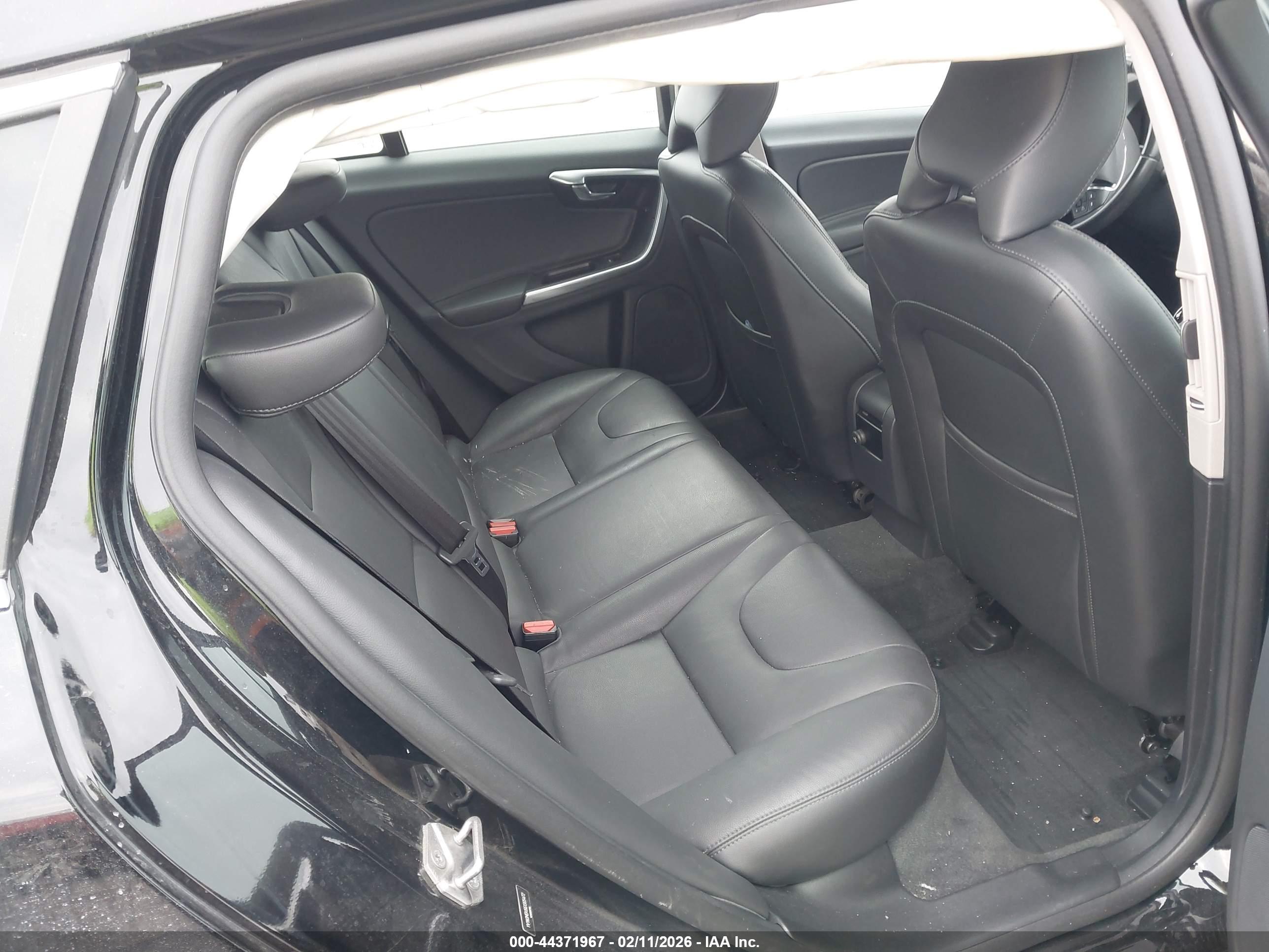 VOLVO V60 image 8