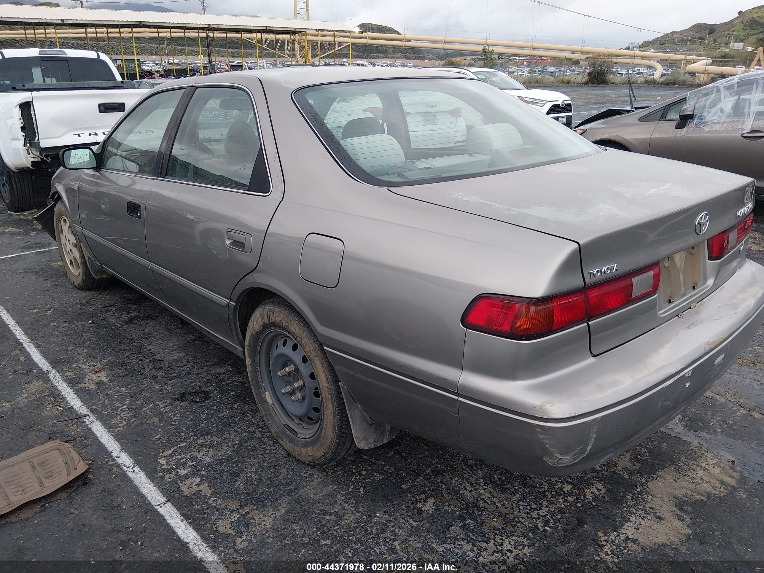 TOYOTA CAMRY image 3