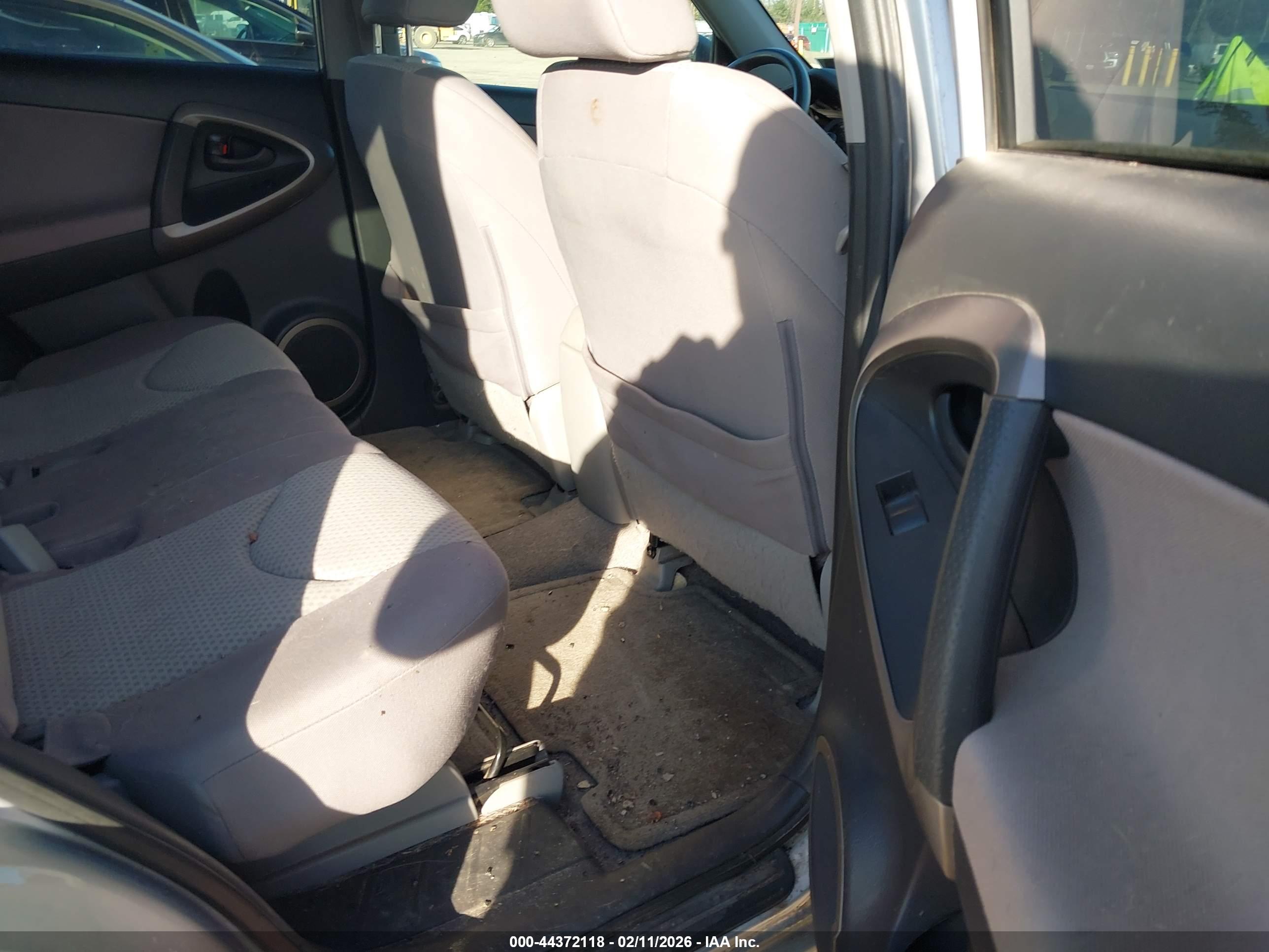 TOYOTA RAV4 image 8