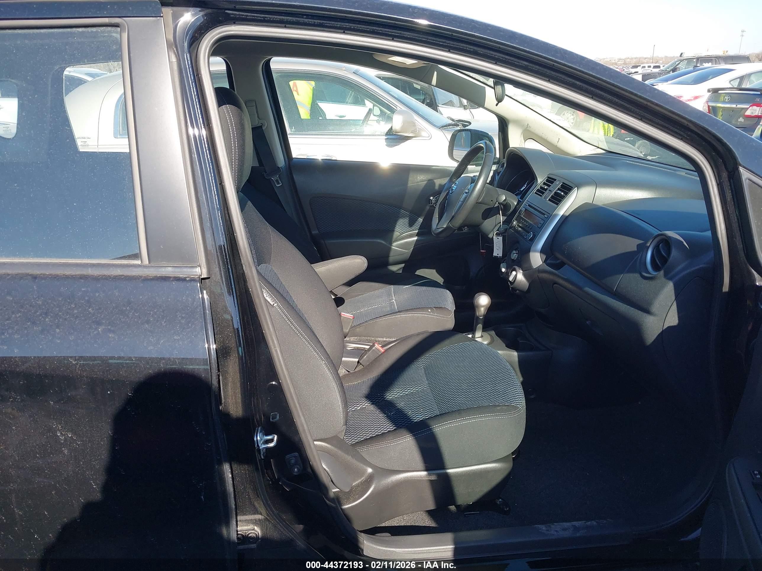 NISSAN VERSA image 5
