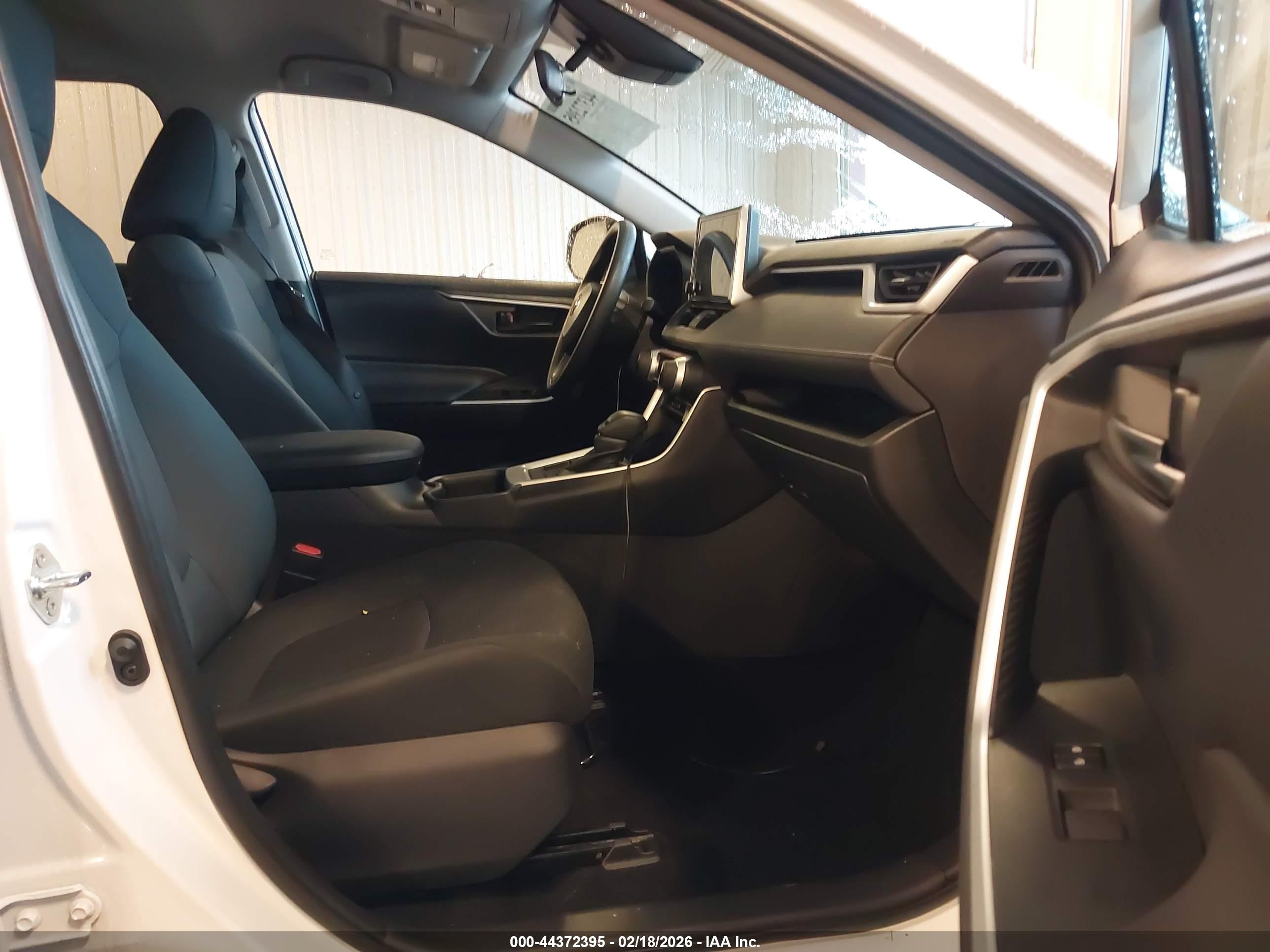 TOYOTA RAV4 image 5